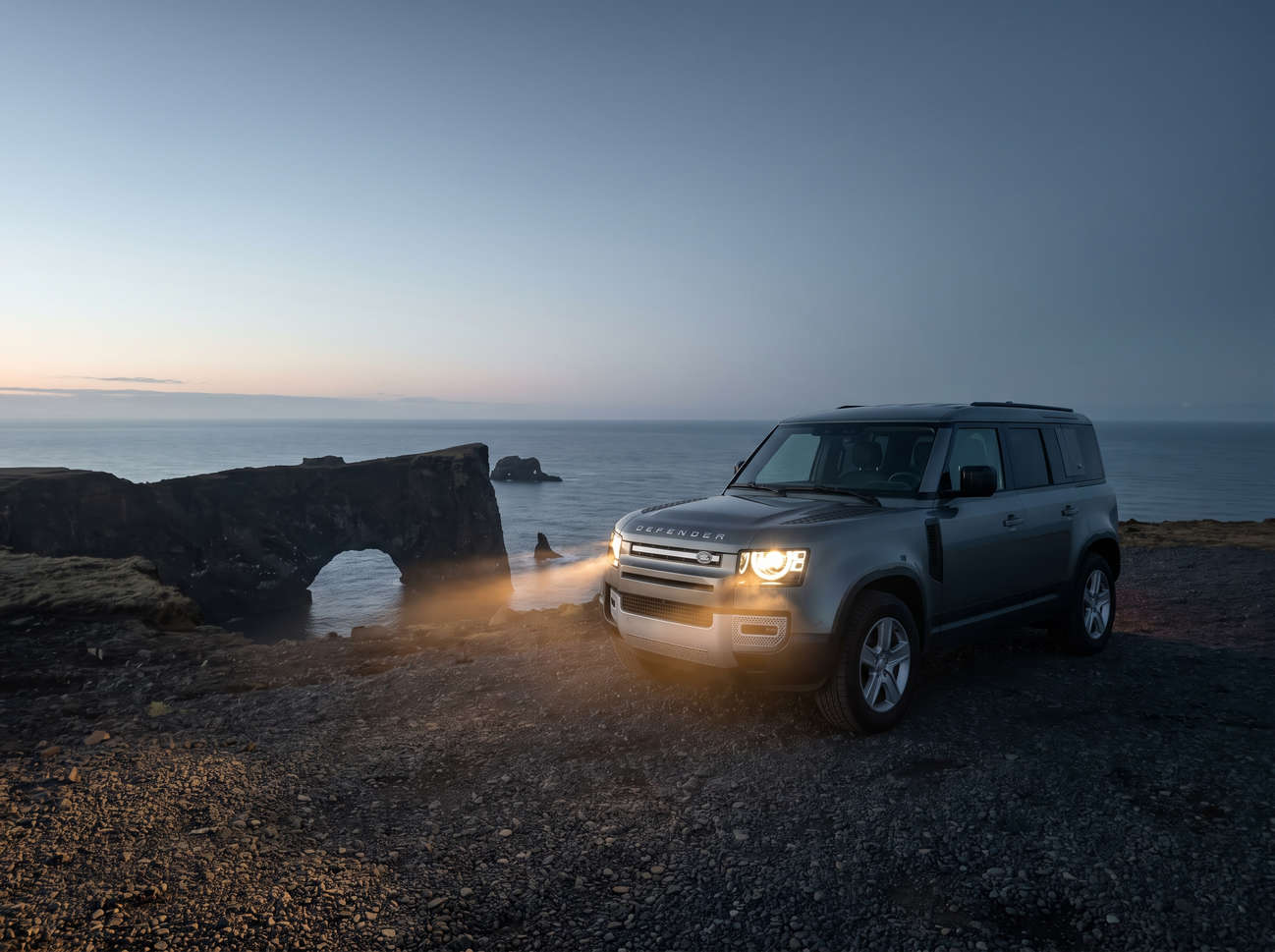 Land Rover Defender grigio, SUV 4x4 di lusso con GPS, sedili riscaldati, caricatore USB e retrocamera, ideale per affrontare i terreni difficili dell’Islanda.