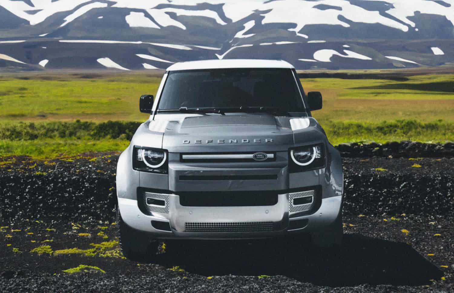 Land Rover Defender grigio, SUV 4x4 di lusso con GPS, sedili riscaldati, caricatore USB e retrocamera, ideale per affrontare i terreni difficili dell’Islanda.