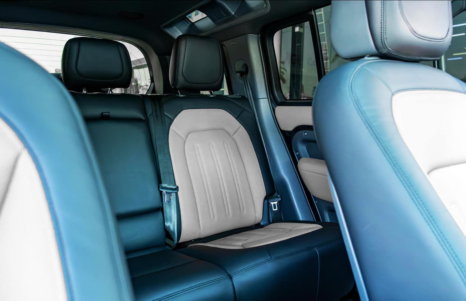 Land Rover Defender grigio, SUV 4x4 di lusso con GPS, sedili riscaldati, caricatore USB e retrocamera, ideale per affrontare i terreni difficili dell’Islanda.