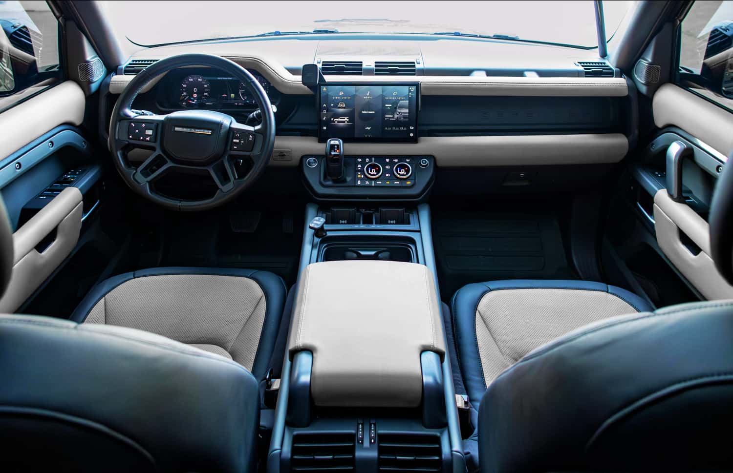Land Rover Defender grigio, SUV 4x4 di lusso con GPS, sedili riscaldati, caricatore USB e retrocamera, ideale per affrontare i terreni difficili dell’Islanda.