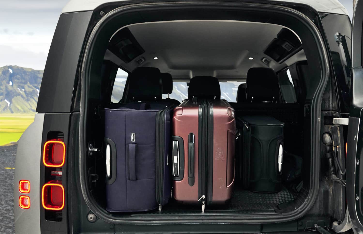 Land Rover Defender grigio, SUV 4x4 di lusso con GPS, sedili riscaldati, caricatore USB e retrocamera, ideale per affrontare i terreni difficili dell’Islanda.