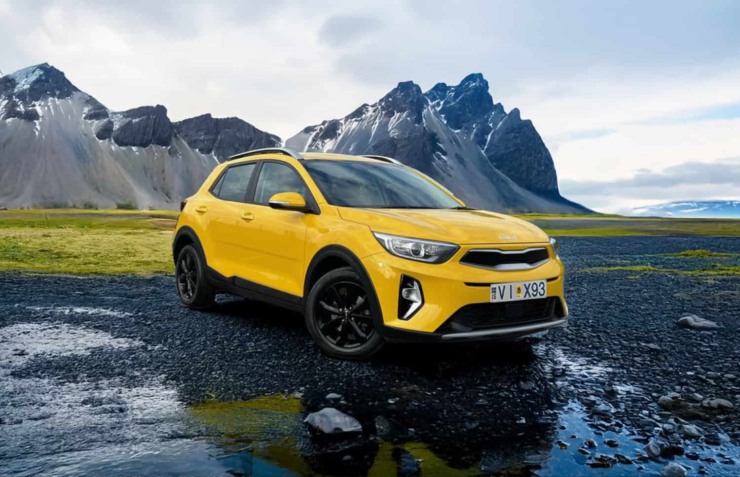 Kia XCeed crossover giallo brillante con cambio automatico, GPS, retrocamera e sedili riscaldati; 5 posti e spazio per 2 bagagli, ideale per i viaggi in Islanda.