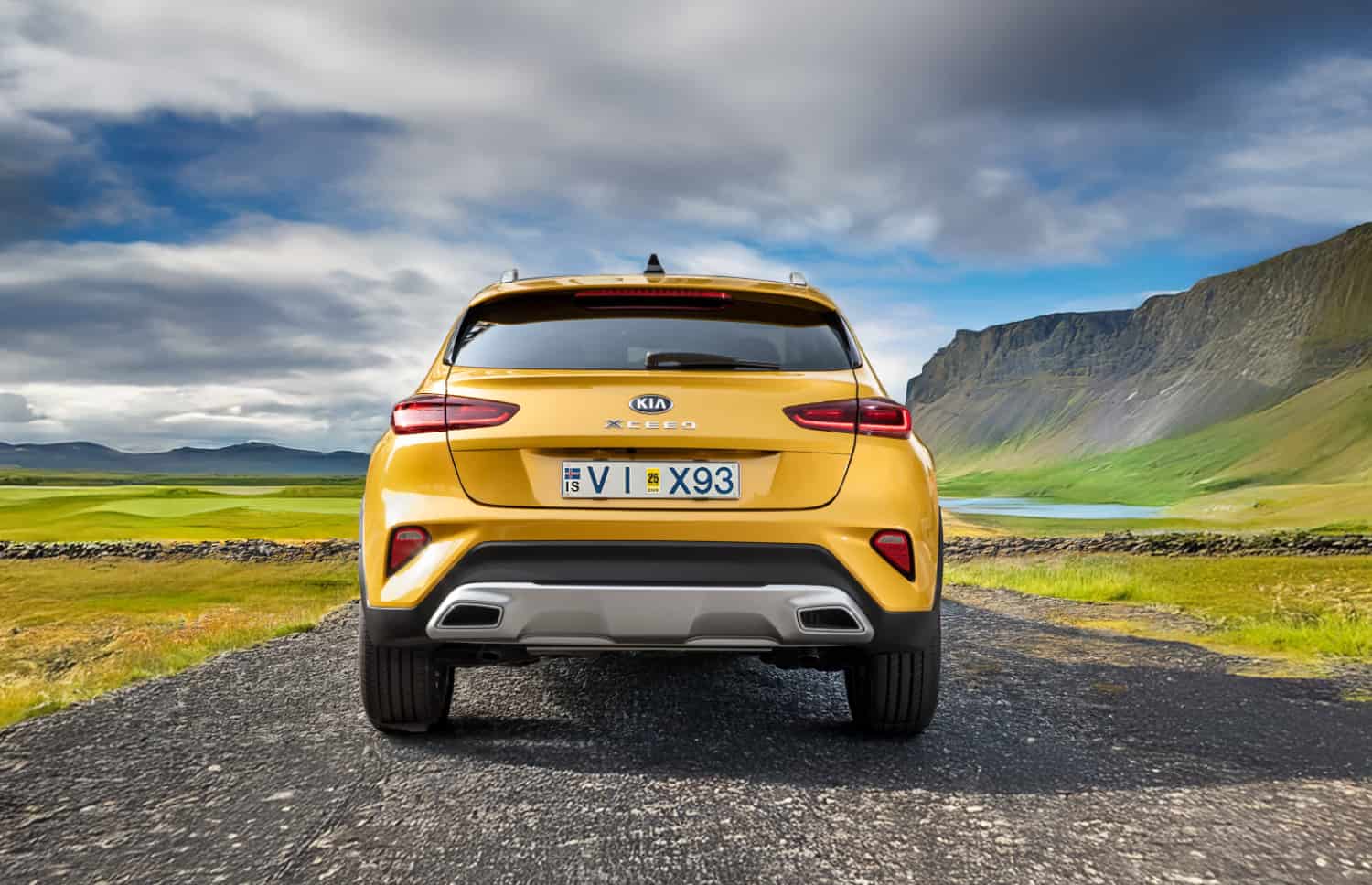 Kia XCeed crossover giallo brillante con cambio automatico, GPS, retrocamera e sedili riscaldati; 5 posti e spazio per 2 bagagli, ideale per i viaggi in Islanda.