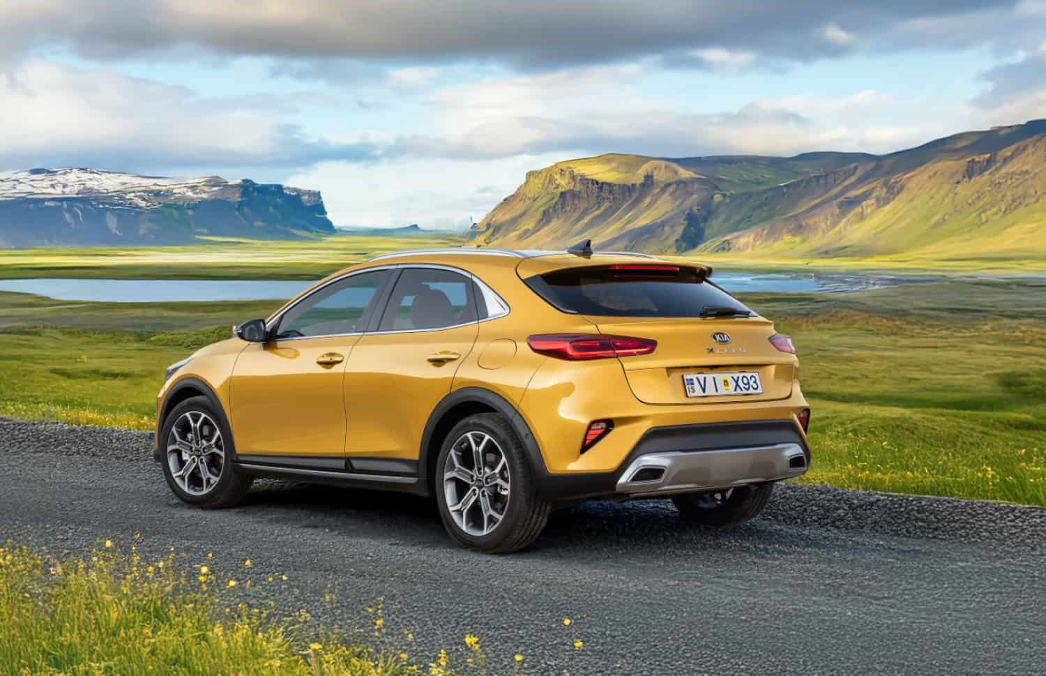 Kia XCeed crossover giallo brillante con cambio automatico, GPS, retrocamera e sedili riscaldati; 5 posti e spazio per 2 bagagli, ideale per i viaggi in Islanda.