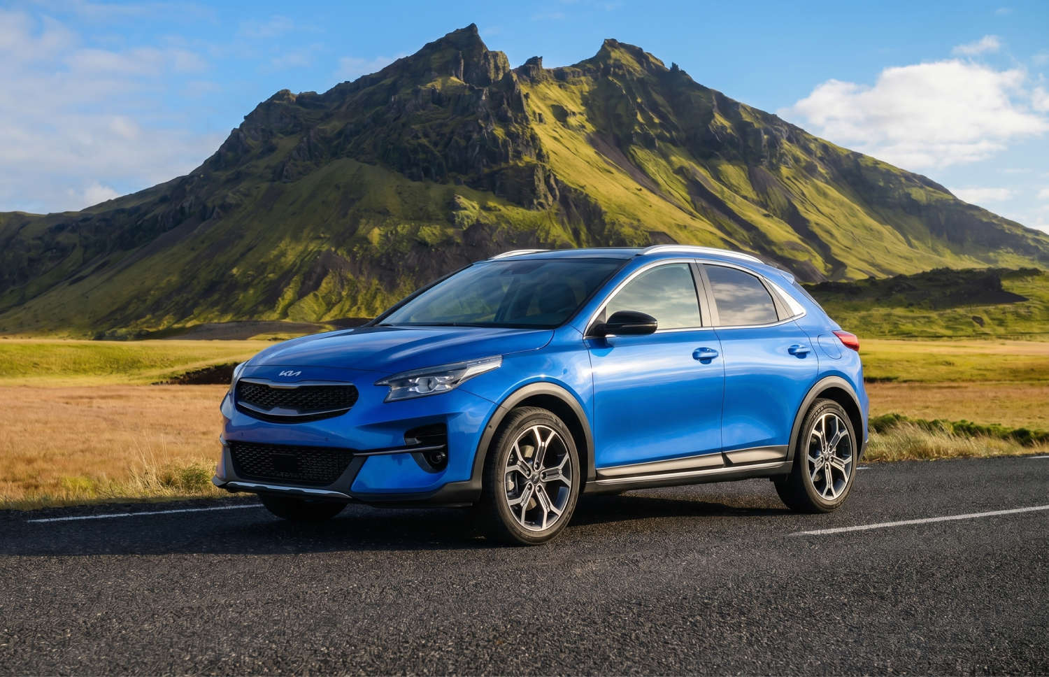 Kia XCeed crossover giallo brillante con cambio automatico, GPS, retrocamera e sedili riscaldati; 5 posti e spazio per 2 bagagli, ideale per i viaggi in Islanda.