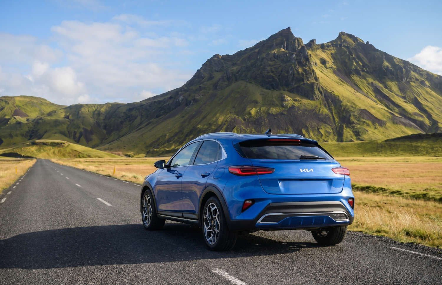 Kia XCeed crossover giallo brillante con cambio automatico, GPS, retrocamera e sedili riscaldati; 5 posti e spazio per 2 bagagli, ideale per i viaggi in Islanda.