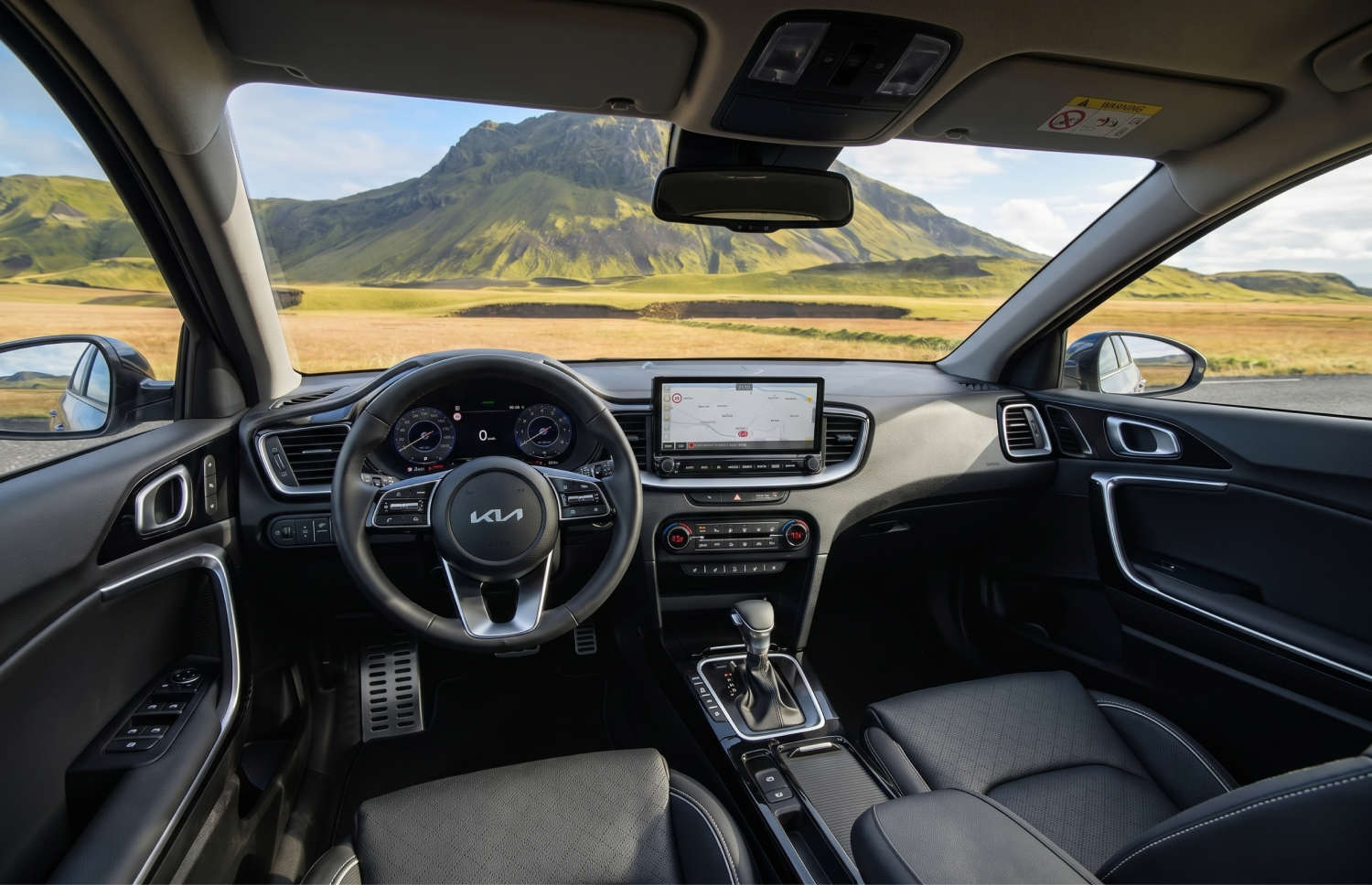 Kia XCeed crossover giallo brillante con cambio automatico, GPS, retrocamera e sedili riscaldati; 5 posti e spazio per 2 bagagli, ideale per i viaggi in Islanda.