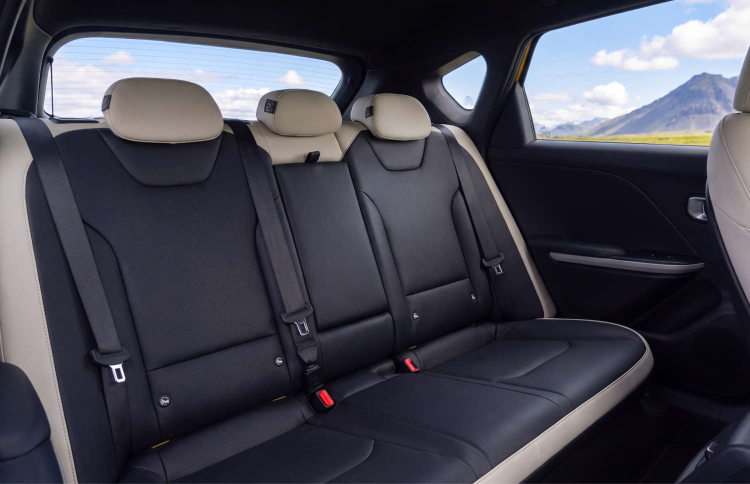 Kia XCeed crossover giallo brillante con cambio automatico, GPS, retrocamera e sedili riscaldati; 5 posti e spazio per 2 bagagli, ideale per i viaggi in Islanda.