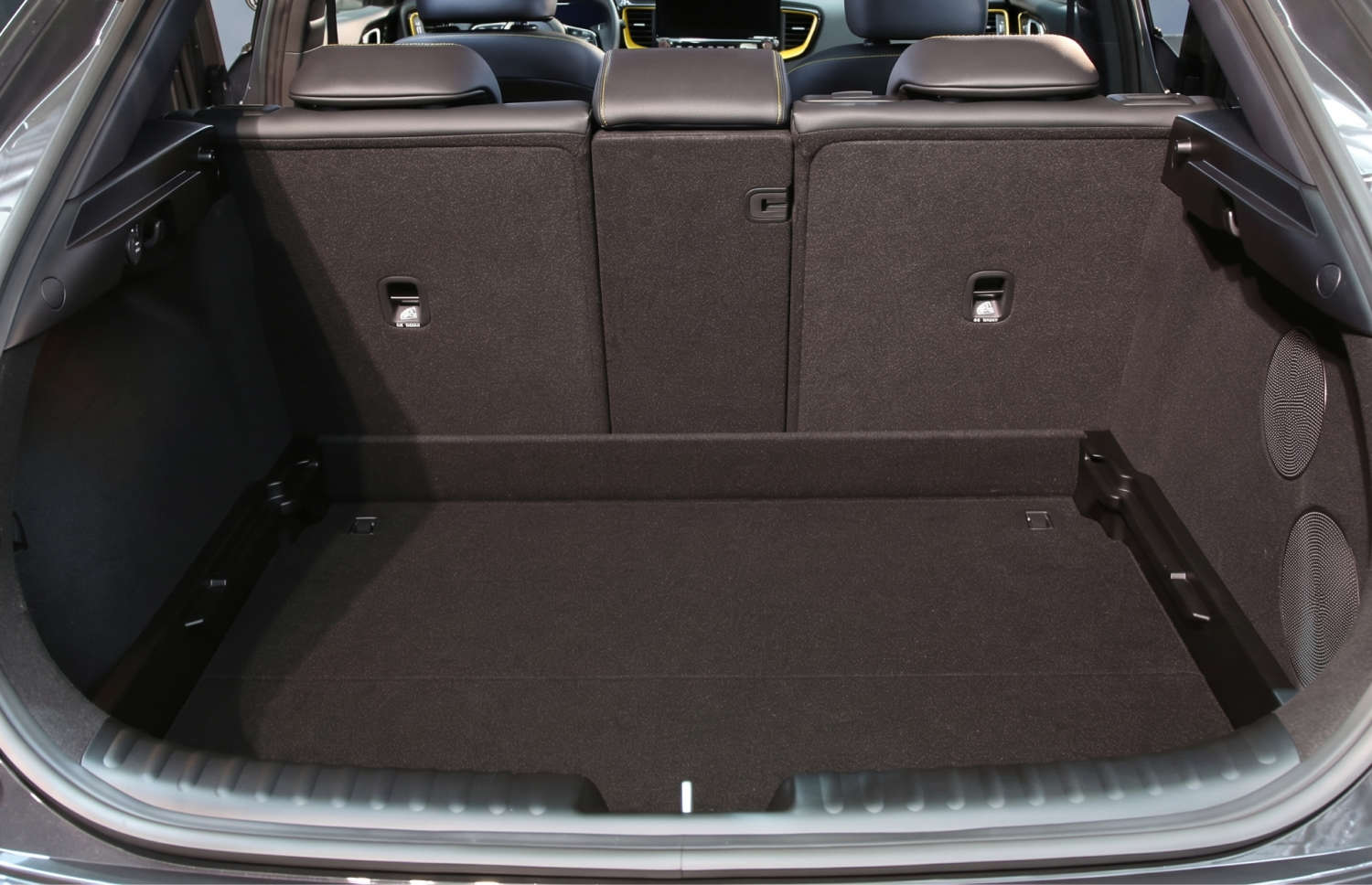 Kia XCeed crossover giallo brillante con cambio automatico, GPS, retrocamera e sedili riscaldati; 5 posti e spazio per 2 bagagli, ideale per i viaggi in Islanda.