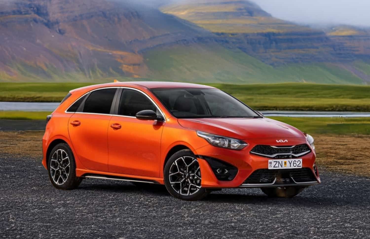 Kia Cee’d hatchback grigia scura con cambio manuale, GPS, retrocamera e sedili riscaldati; perfetta per 5 passeggeri e 3 bagagli in Islanda.