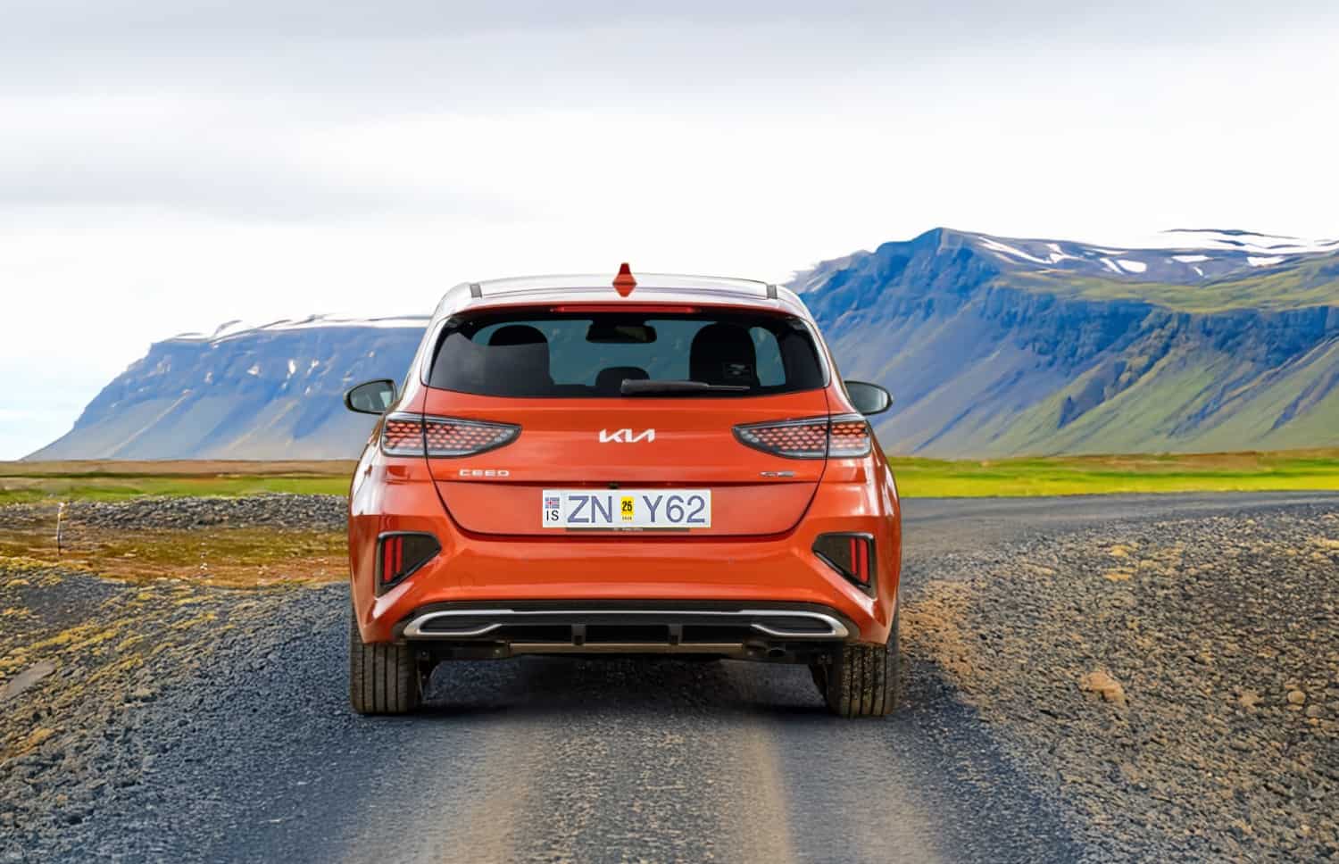 Kia Cee’d hatchback grigia scura con cambio manuale, GPS, retrocamera e sedili riscaldati; perfetta per 5 passeggeri e 3 bagagli in Islanda.