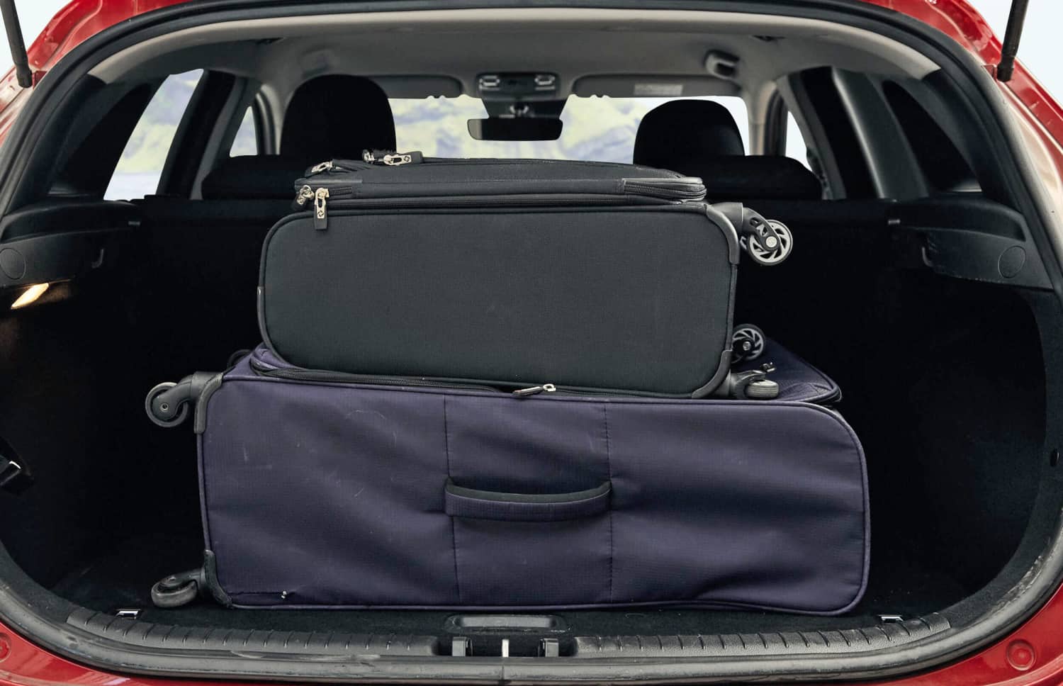 Kia Cee’d hatchback grigia scura con cambio manuale, GPS, retrocamera e sedili riscaldati; perfetta per 5 passeggeri e 3 bagagli in Islanda.