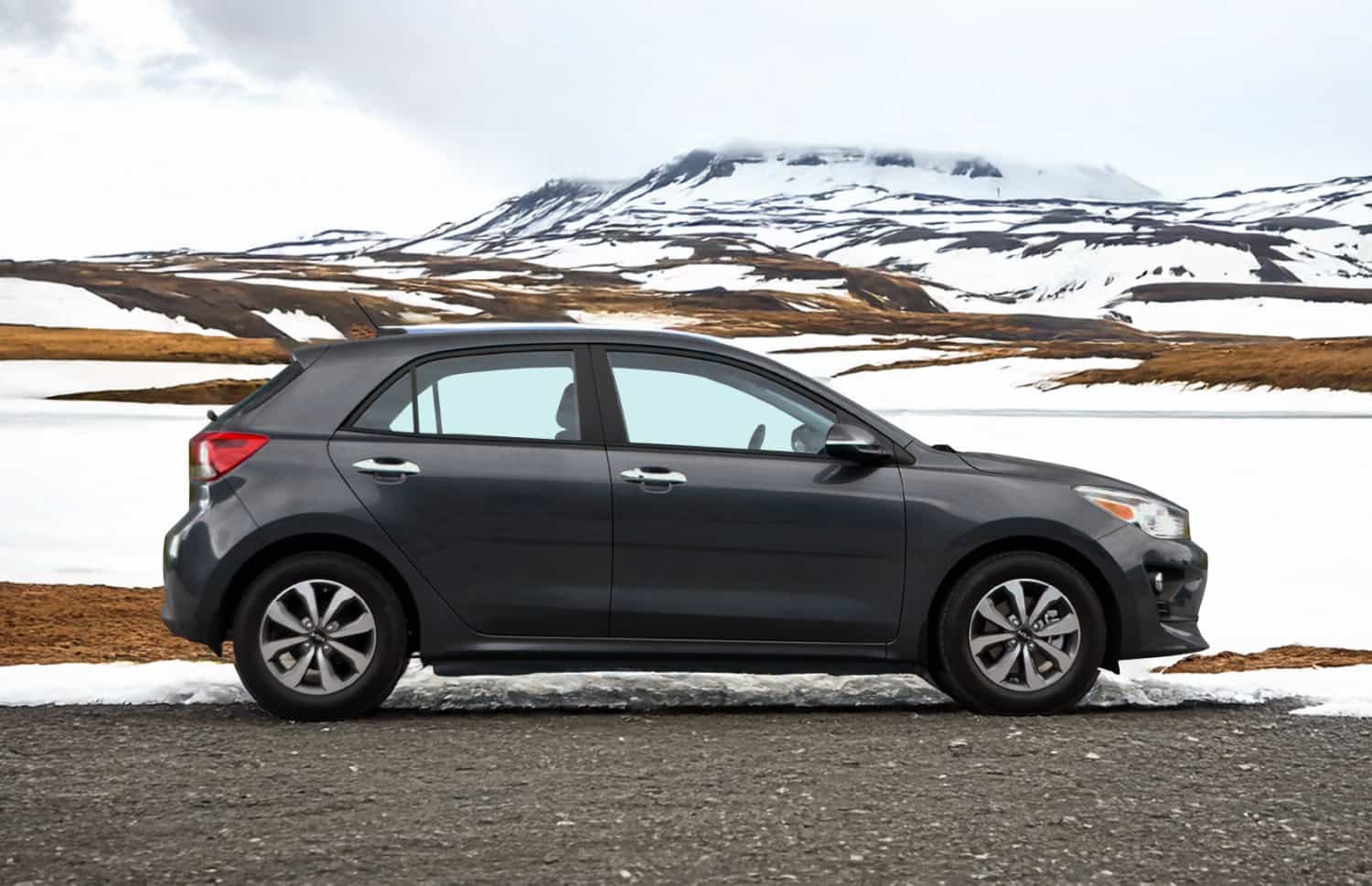 Kia Rio blu con cambio manuale, GPS, retrocamera e spazio per 5 passeggeri e 2 bagagli, ideale per i viaggi su strada in Islanda.