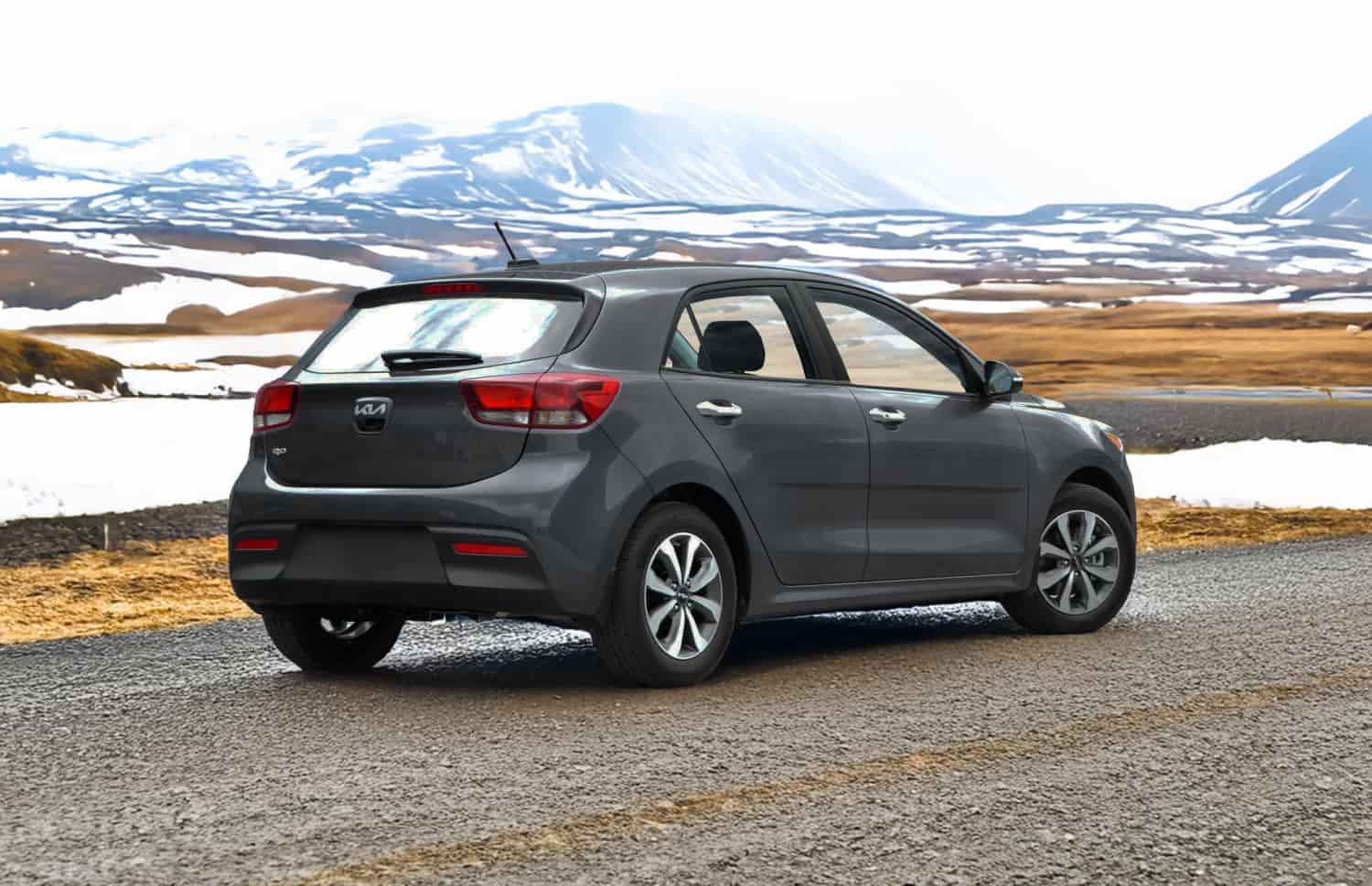 Kia Rio blu con cambio manuale, GPS, retrocamera e spazio per 5 passeggeri e 2 bagagli, ideale per i viaggi su strada in Islanda.