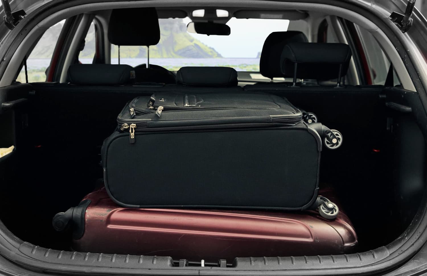 Kia Rio blu con cambio manuale, GPS, retrocamera e spazio per 5 passeggeri e 2 bagagli, ideale per i viaggi su strada in Islanda.