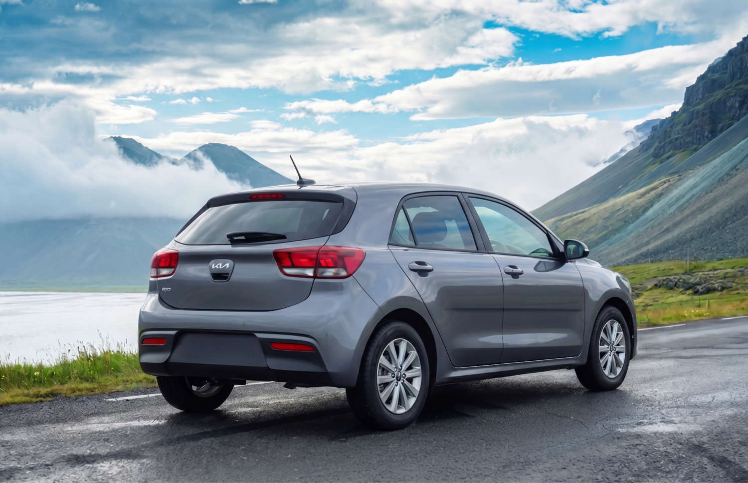 Kia Rio blu con cambio manuale, GPS, retrocamera e spazio per 5 passeggeri e 2 bagagli, ideale per i viaggi su strada in Islanda.