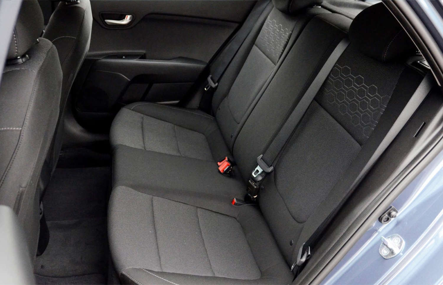 Kia Rio blu con cambio manuale, GPS, retrocamera e spazio per 5 passeggeri e 2 bagagli, ideale per i viaggi su strada in Islanda.