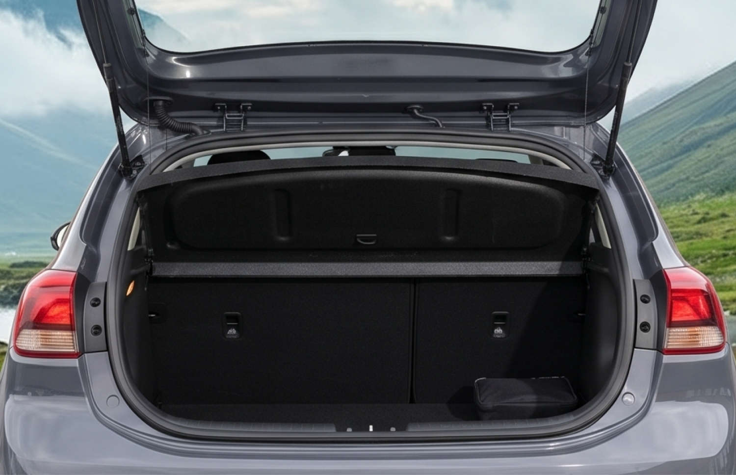 Kia Rio blu con cambio manuale, GPS, retrocamera e spazio per 5 passeggeri e 2 bagagli, ideale per i viaggi su strada in Islanda.