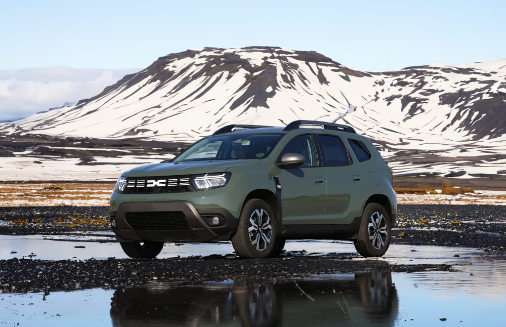 Dacia Duster. Un veicolo a noleggio affidabile in Islanda, progettato per la guida off-road e su strade sterrate, ideale per esplorare zone remote e affrontare le condizioni climatiche islandesi.