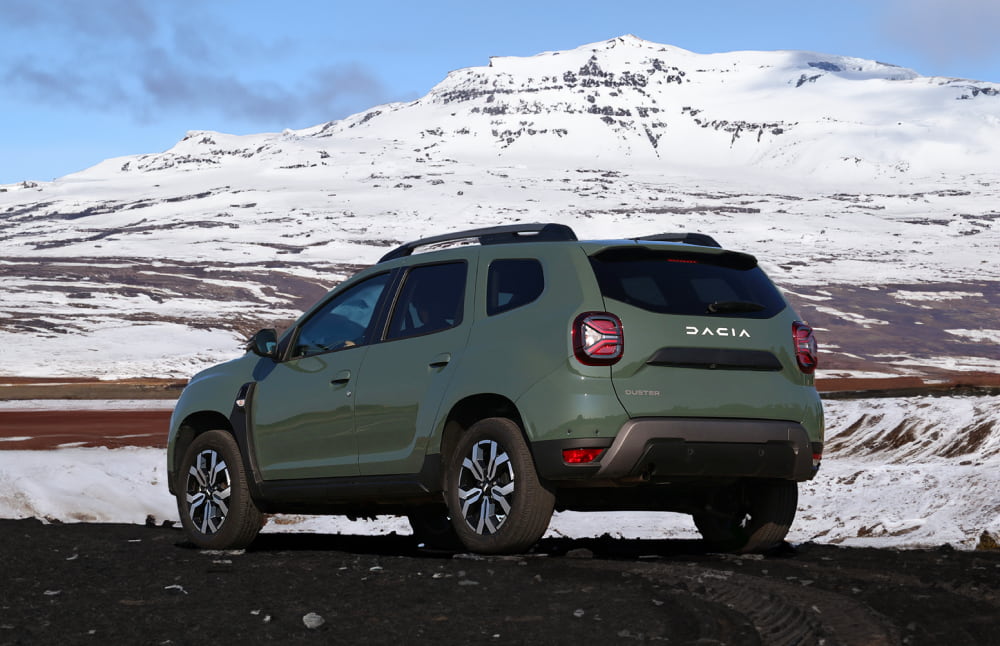 Dacia Duster. Un veicolo a noleggio affidabile in Islanda, progettato per la guida off-road e su strade sterrate, ideale per esplorare zone remote e affrontare le condizioni climatiche islandesi.