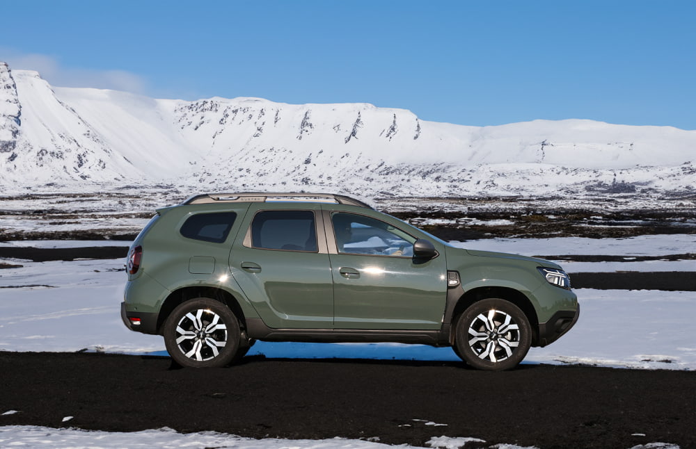 Dacia Duster. Un veicolo a noleggio affidabile in Islanda, progettato per la guida off-road e su strade sterrate, ideale per esplorare zone remote e affrontare le condizioni climatiche islandesi.