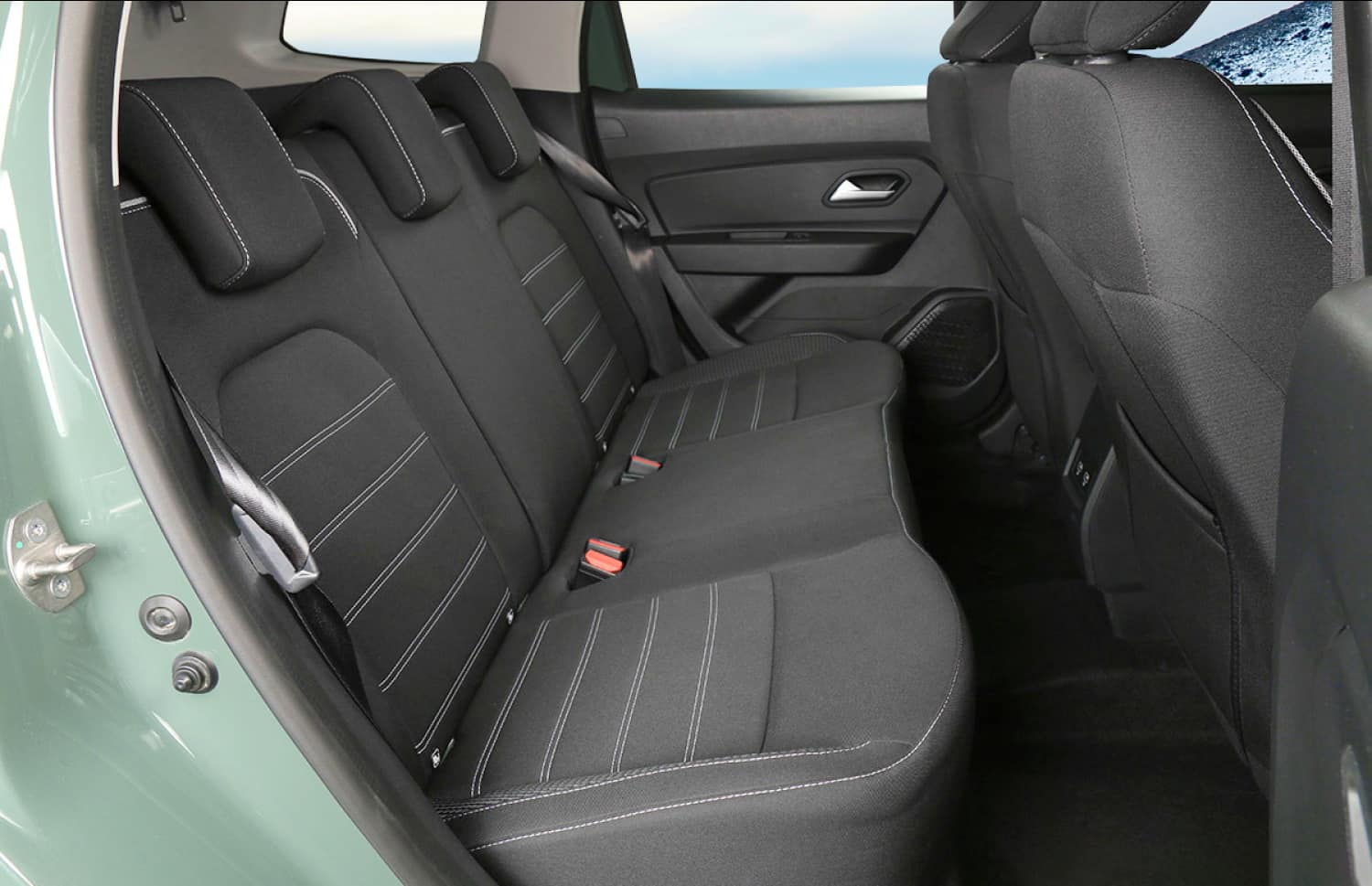 Dacia Duster. Un veicolo a noleggio affidabile in Islanda, progettato per la guida off-road e su strade sterrate, ideale per esplorare zone remote e affrontare le condizioni climatiche islandesi.