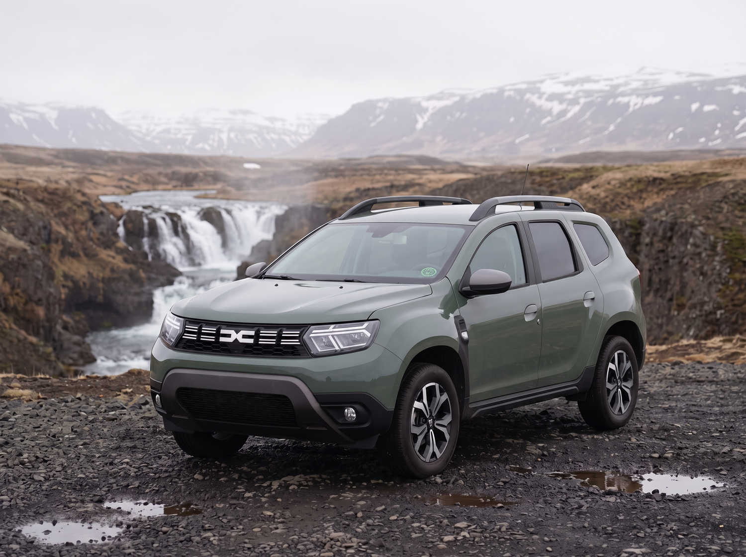 Dacia Duster. Un veicolo a noleggio affidabile in Islanda, progettato per la guida off-road e su strade sterrate, ideale per esplorare zone remote e affrontare le condizioni climatiche islandesi.
