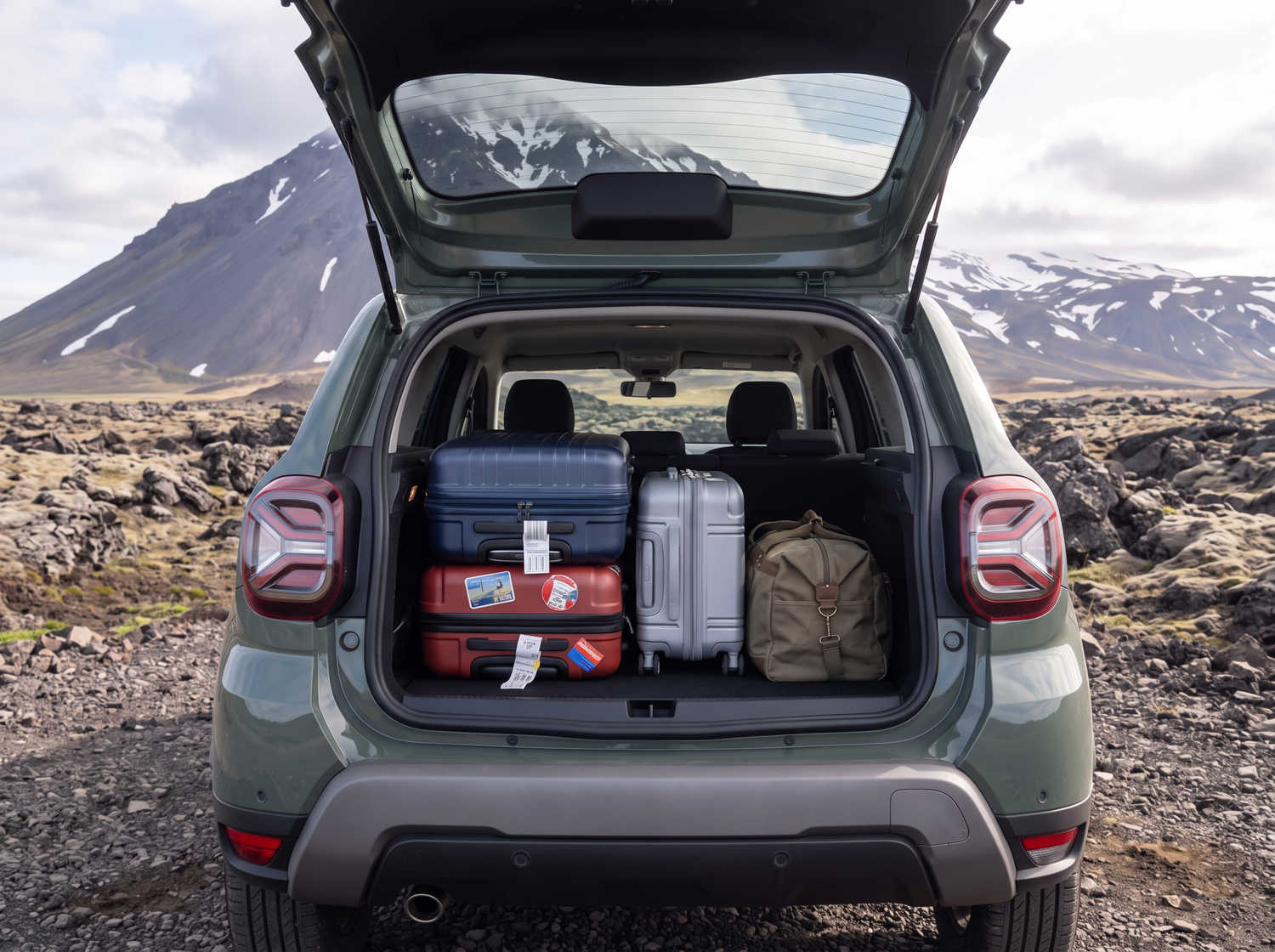 Dacia Duster. Un veicolo a noleggio affidabile in Islanda, progettato per la guida off-road e su strade sterrate, ideale per esplorare zone remote e affrontare le condizioni climatiche islandesi.