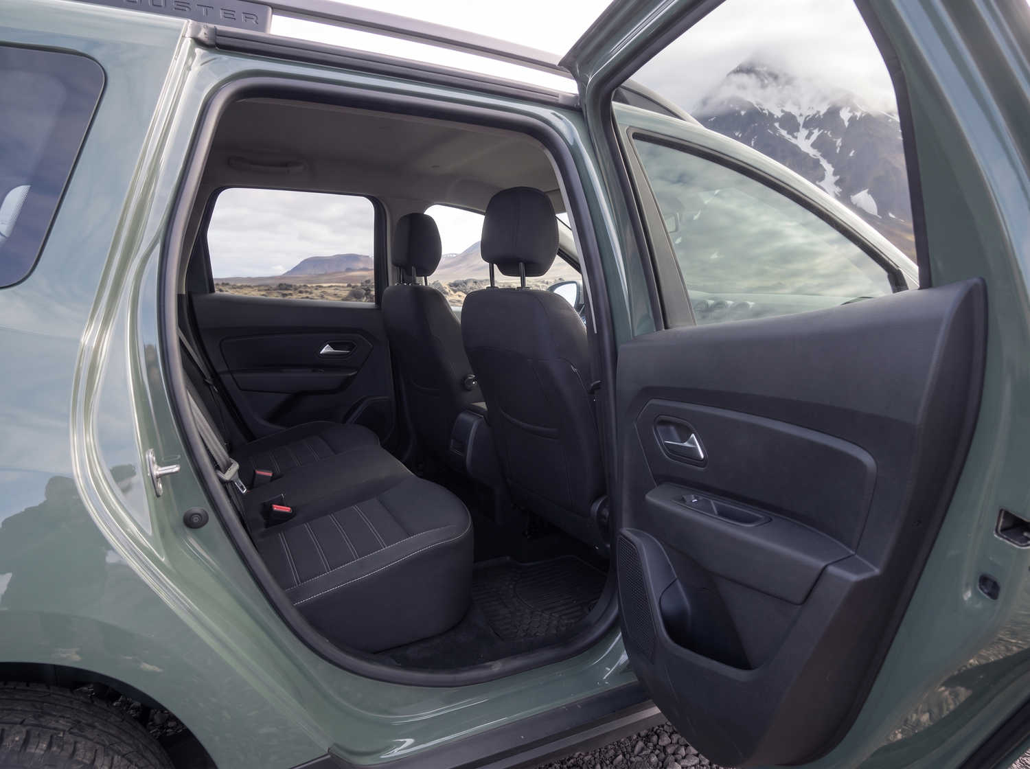 Dacia Duster. Un veicolo a noleggio affidabile in Islanda, progettato per la guida off-road e su strade sterrate, ideale per esplorare zone remote e affrontare le condizioni climatiche islandesi.