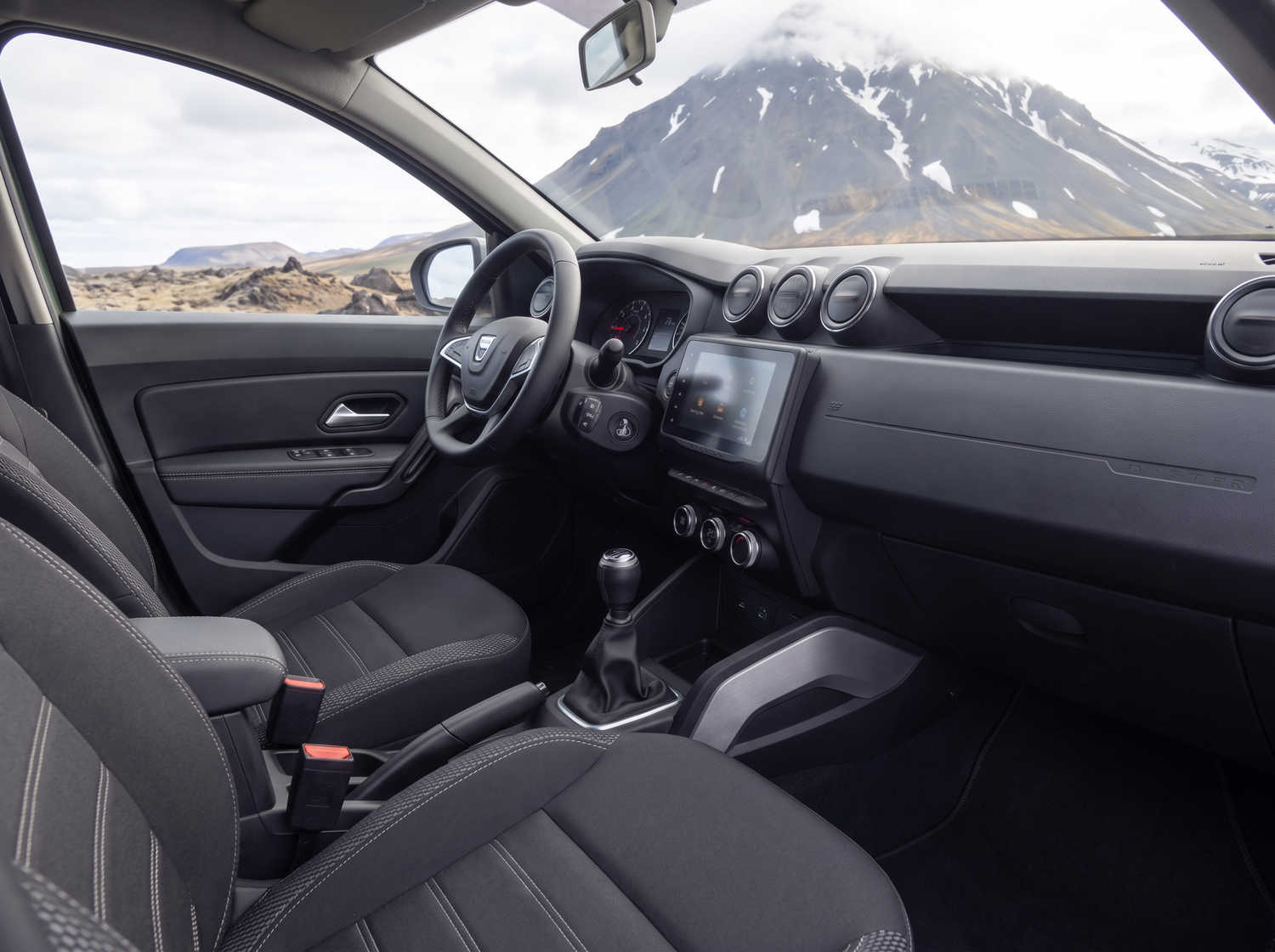 Dacia Duster. Un veicolo a noleggio affidabile in Islanda, progettato per la guida off-road e su strade sterrate, ideale per esplorare zone remote e affrontare le condizioni climatiche islandesi.