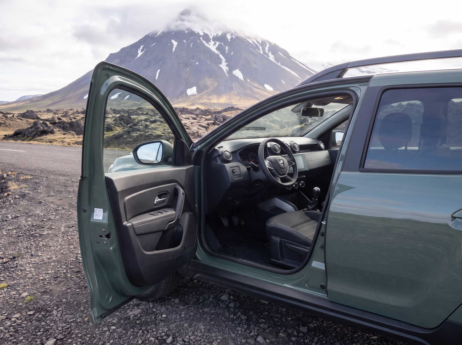 Dacia Duster. Un veicolo a noleggio affidabile in Islanda, progettato per la guida off-road e su strade sterrate, ideale per esplorare zone remote e affrontare le condizioni climatiche islandesi.