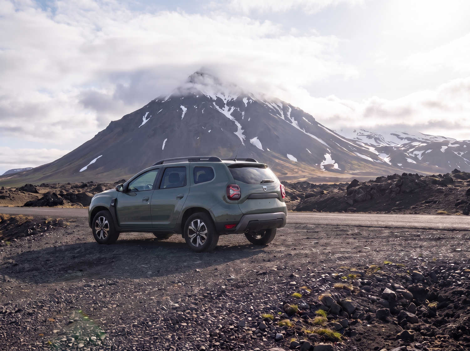 Dacia Duster. Un veicolo a noleggio affidabile in Islanda, progettato per la guida off-road e su strade sterrate, ideale per esplorare zone remote e affrontare le condizioni climatiche islandesi.