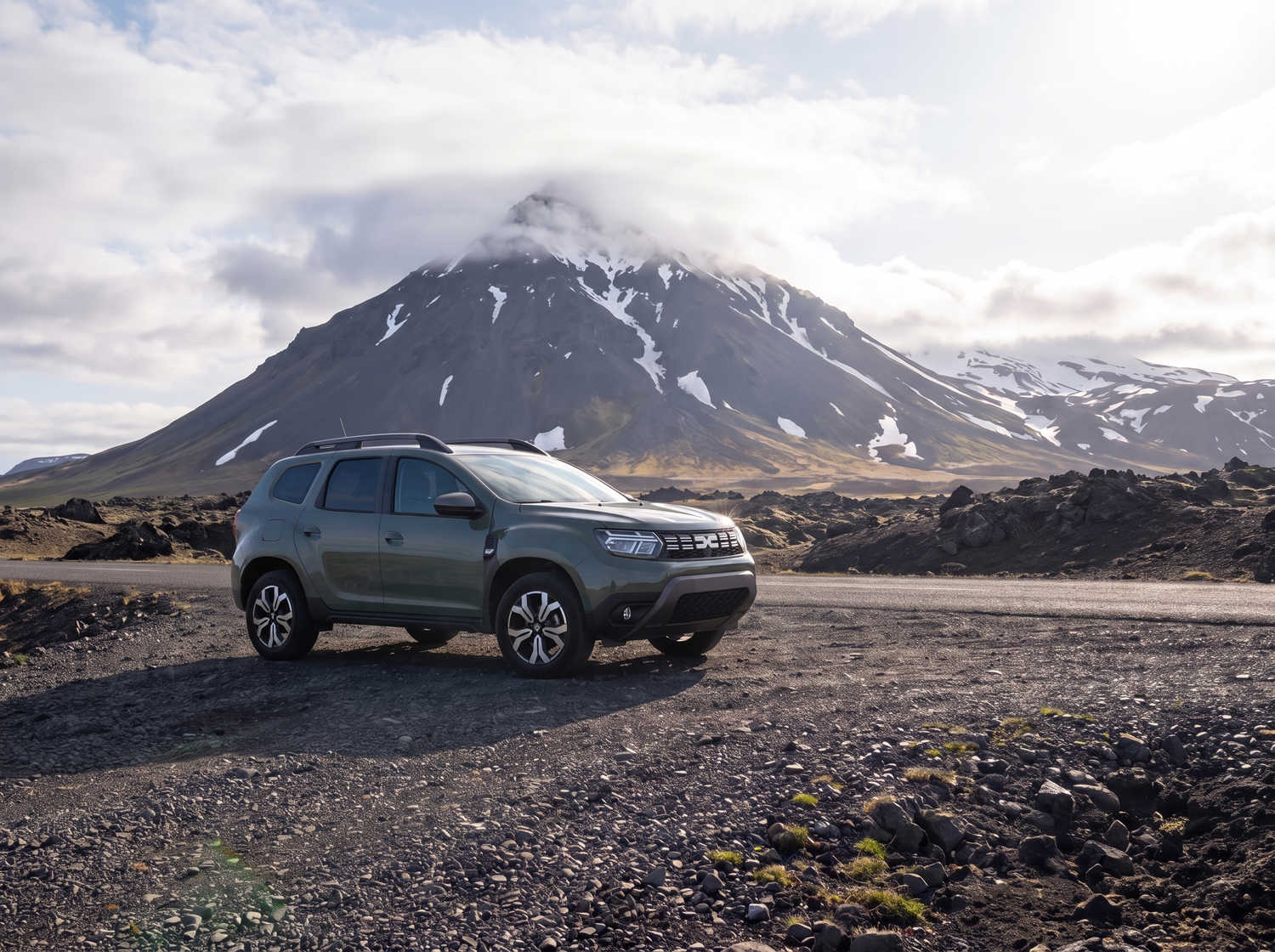 Dacia Duster. Un veicolo a noleggio affidabile in Islanda, progettato per la guida off-road e su strade sterrate, ideale per esplorare zone remote e affrontare le condizioni climatiche islandesi.