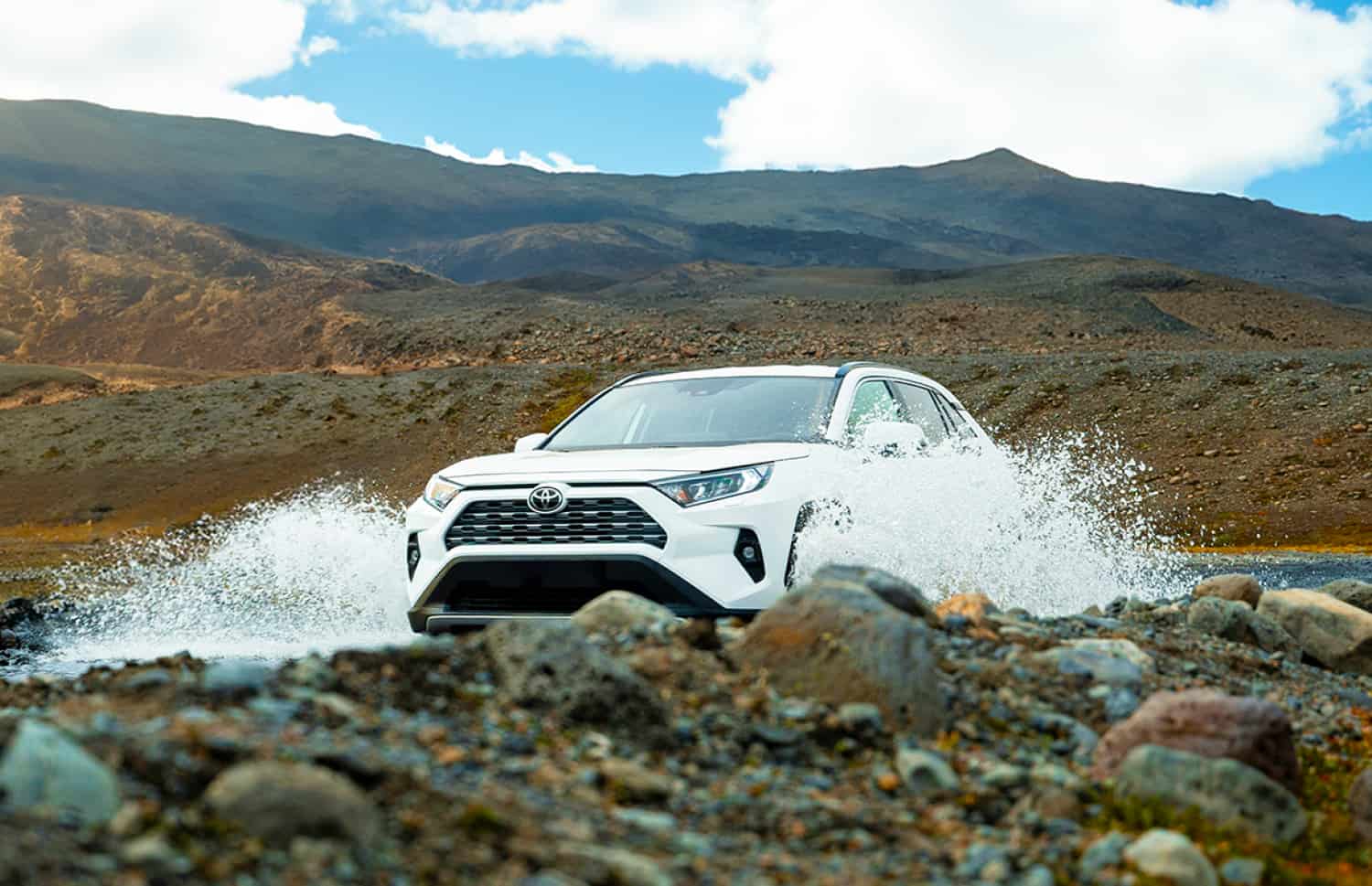 Toyota RAV4. Un SUV a noleggio robusto, ideale per esplorare i terreni accidentati dell’Islanda, comprese le strade di montagna, le strade F e le aree remote, con assicurazione contro i danni da collisione per una maggiore tranquillità.