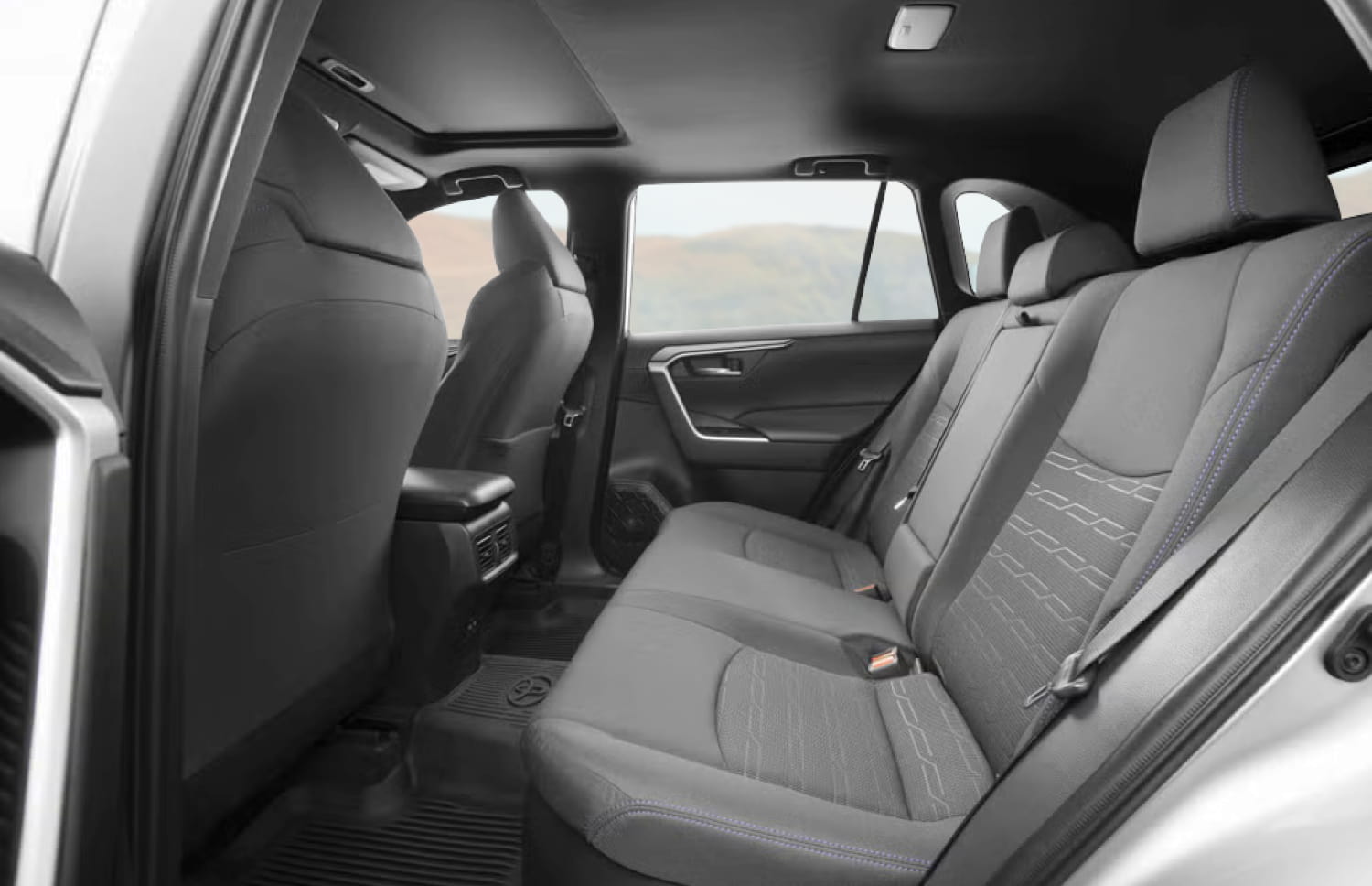 Toyota RAV4. Un SUV a noleggio robusto, ideale per esplorare i terreni accidentati dell’Islanda, comprese le strade di montagna, le strade F e le aree remote, con assicurazione contro i danni da collisione per una maggiore tranquillità.