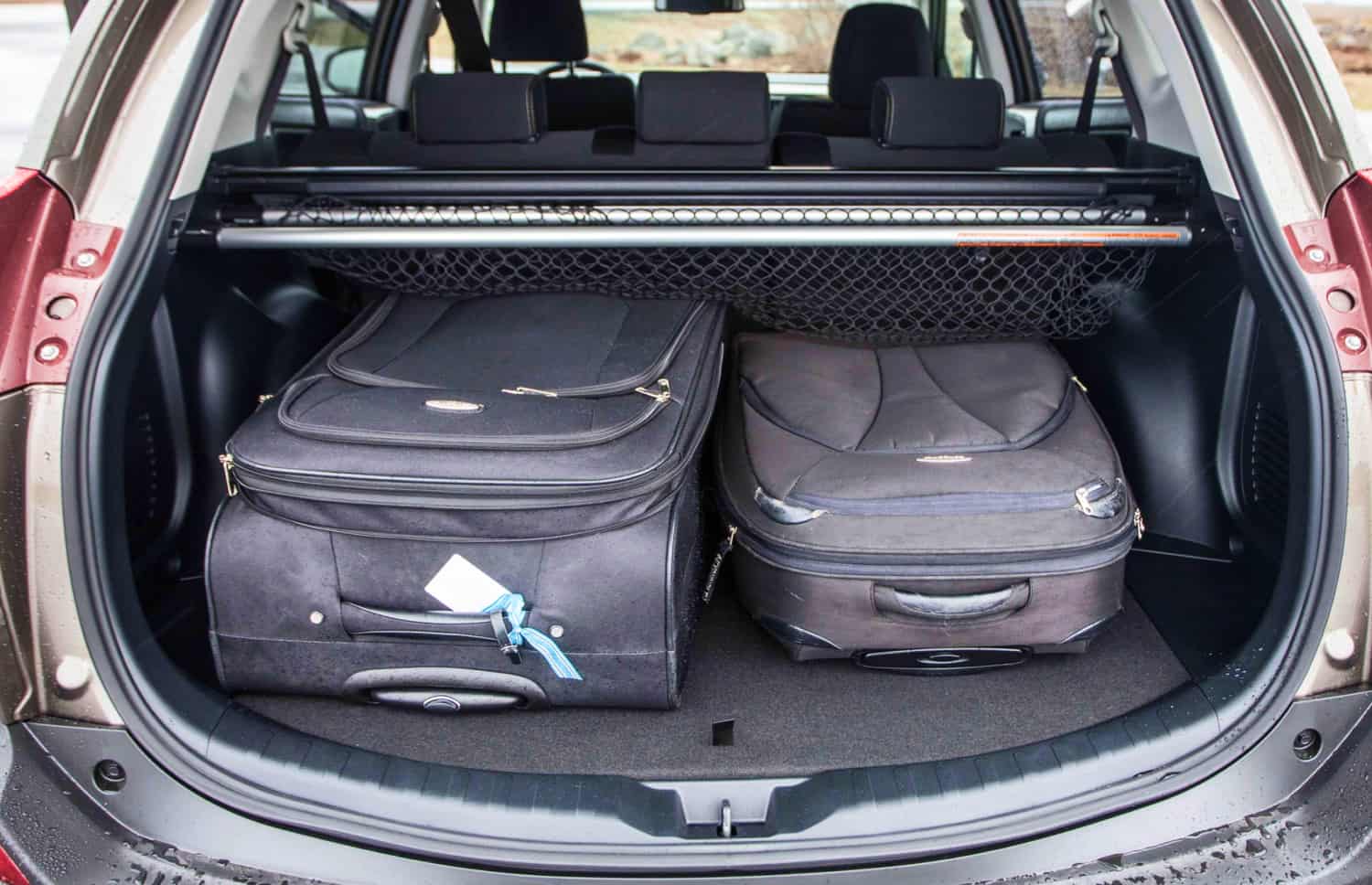 Toyota RAV4. Un SUV a noleggio robusto, ideale per esplorare i terreni accidentati dell’Islanda, comprese le strade di montagna, le strade F e le aree remote, con assicurazione contro i danni da collisione per una maggiore tranquillità.