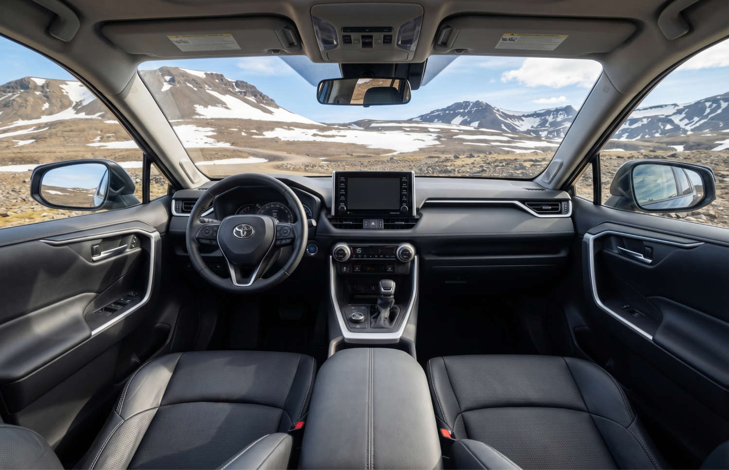 Toyota RAV4. Un SUV a noleggio robusto, ideale per esplorare i terreni accidentati dell’Islanda, comprese le strade di montagna, le strade F e le aree remote, con assicurazione contro i danni da collisione per una maggiore tranquillità.