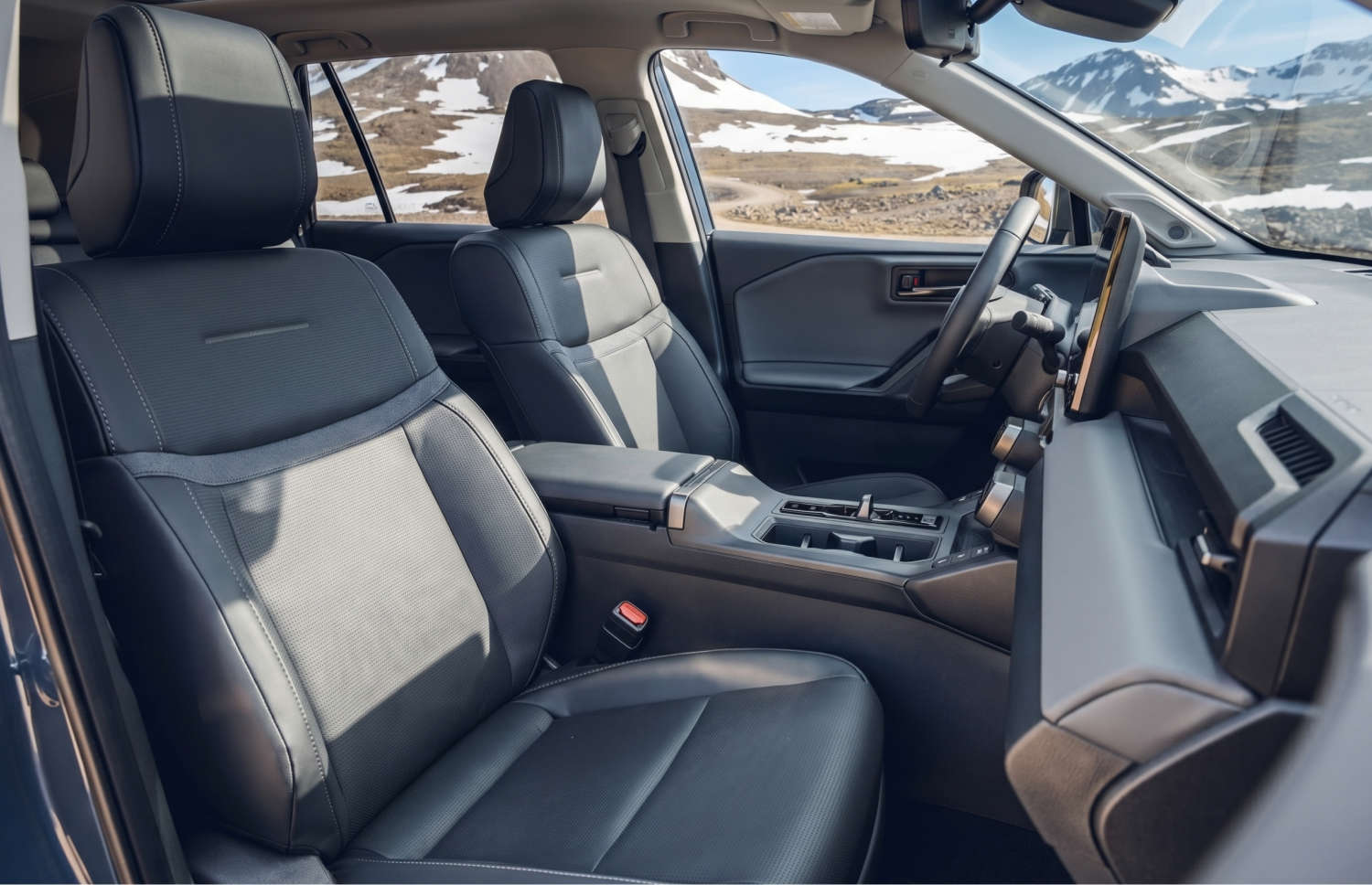 Toyota RAV4. Un SUV a noleggio robusto, ideale per esplorare i terreni accidentati dell’Islanda, comprese le strade di montagna, le strade F e le aree remote, con assicurazione contro i danni da collisione per una maggiore tranquillità.