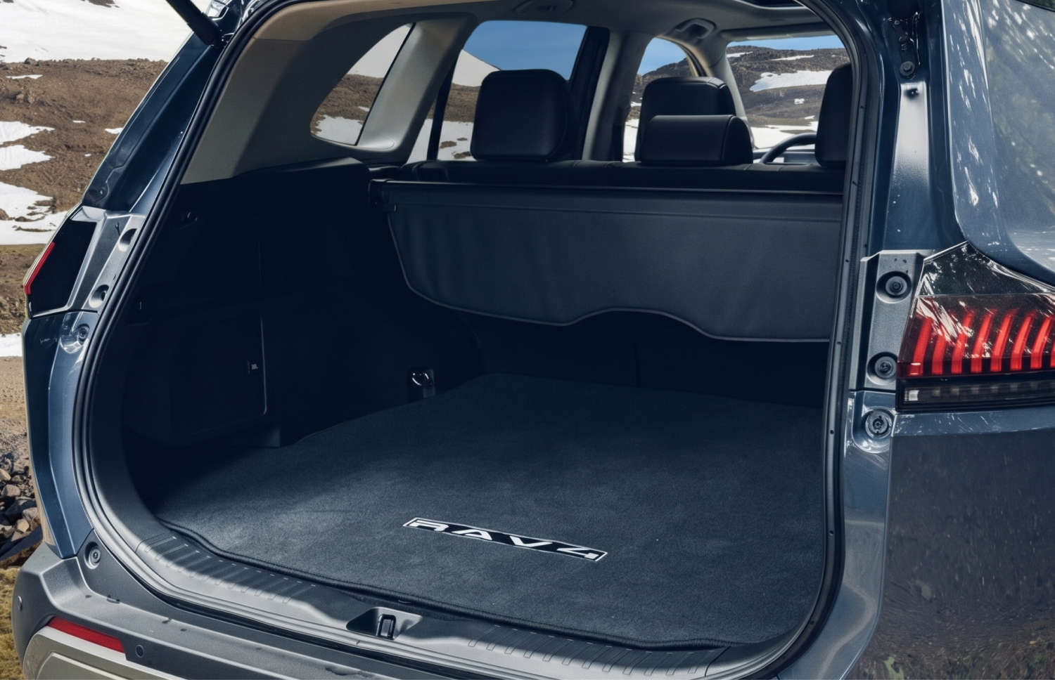 Toyota RAV4. Un SUV a noleggio robusto, ideale per esplorare i terreni accidentati dell’Islanda, comprese le strade di montagna, le strade F e le aree remote, con assicurazione contro i danni da collisione per una maggiore tranquillità.