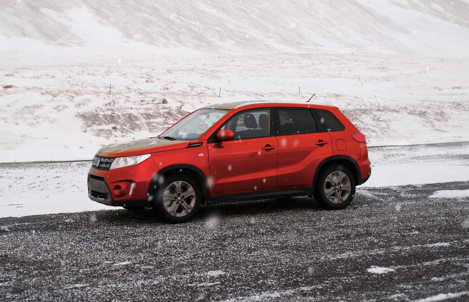 Suzuki Vitara. Ideale per affrontare le strade degli altopiani islandesi e i percorsi sterrati, questo veicolo a noleggio offre tutto lo spazio necessario per un viaggio on the road senza intoppi in Islanda.