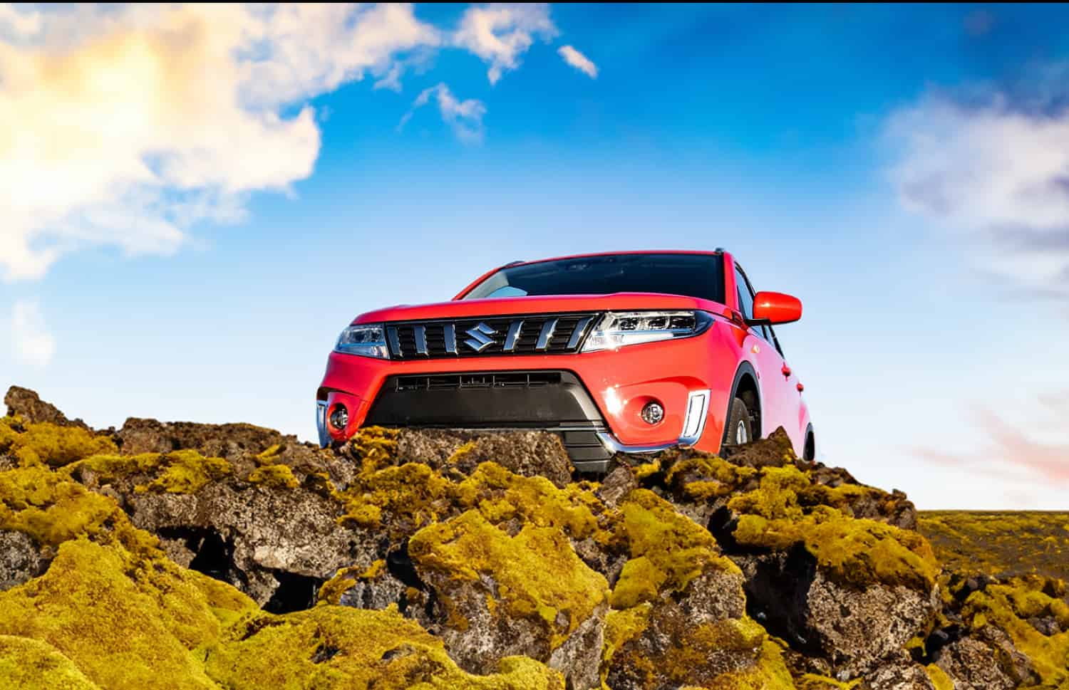 Suzuki Vitara. Ideale per affrontare le strade degli altopiani islandesi e i percorsi sterrati, questo veicolo a noleggio offre tutto lo spazio necessario per un viaggio on the road senza intoppi in Islanda.