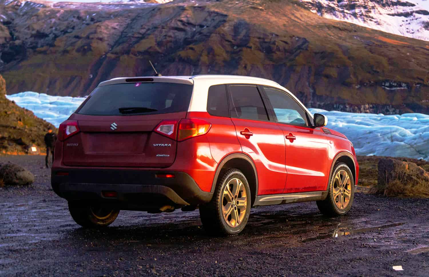 Suzuki Vitara. Ideale per affrontare le strade degli altopiani islandesi e i percorsi sterrati, questo veicolo a noleggio offre tutto lo spazio necessario per un viaggio on the road senza intoppi in Islanda.