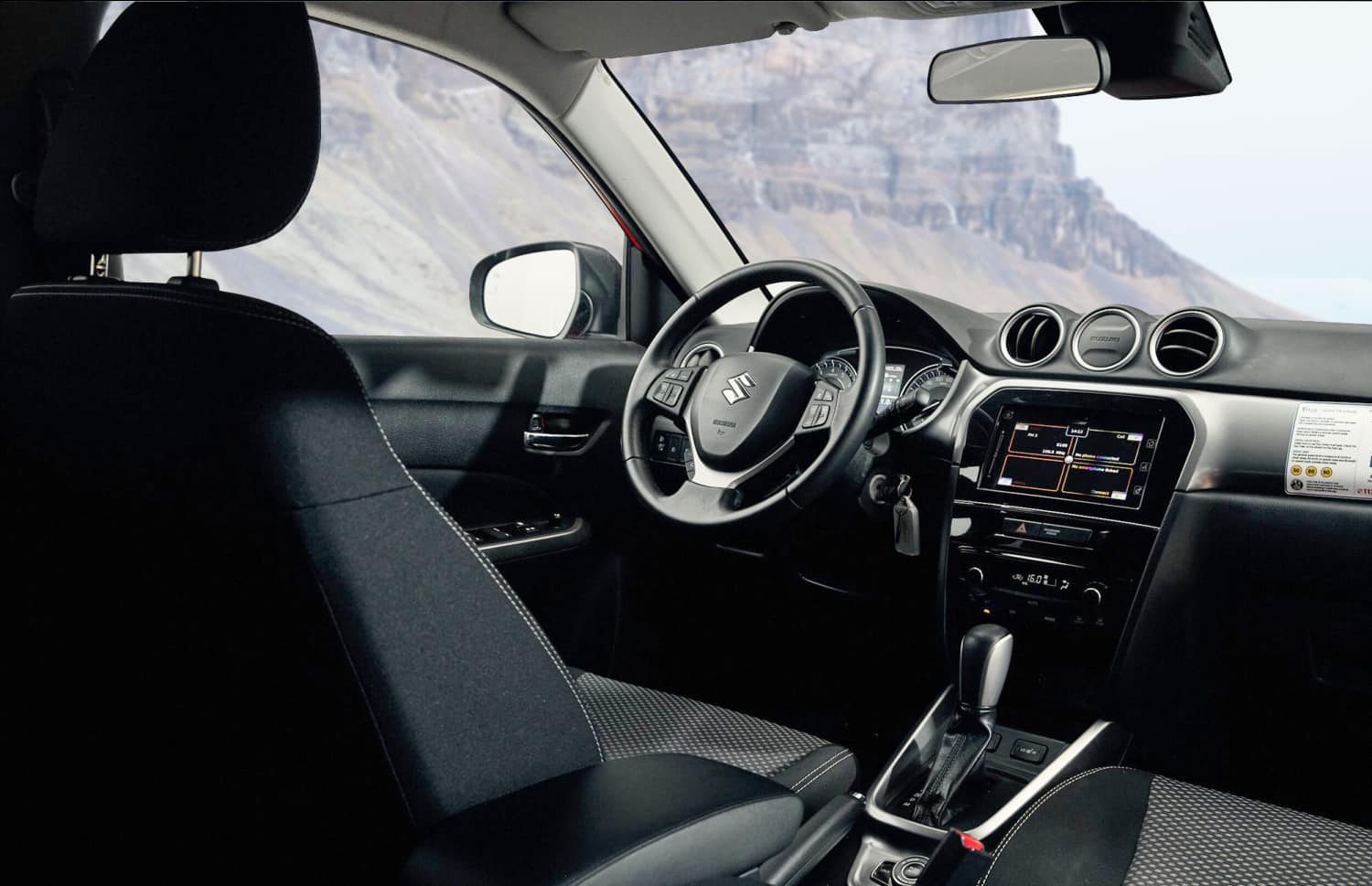 Suzuki Vitara. Ideale per affrontare le strade degli altopiani islandesi e i percorsi sterrati, questo veicolo a noleggio offre tutto lo spazio necessario per un viaggio on the road senza intoppi in Islanda.