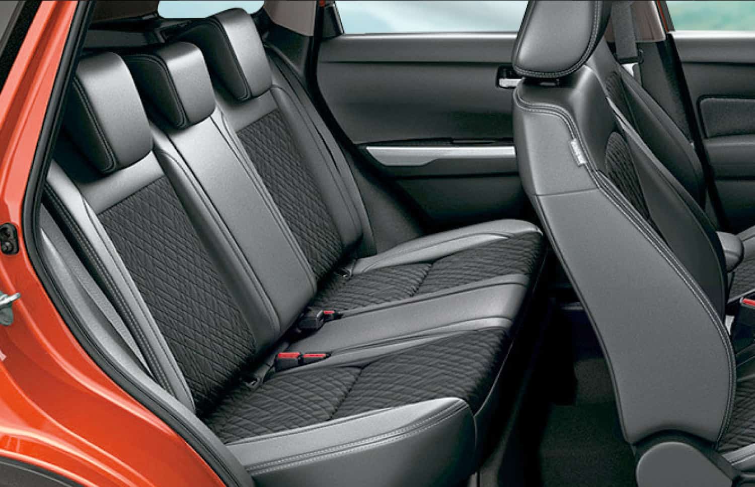 Suzuki Vitara. Ideale per affrontare le strade degli altopiani islandesi e i percorsi sterrati, questo veicolo a noleggio offre tutto lo spazio necessario per un viaggio on the road senza intoppi in Islanda.