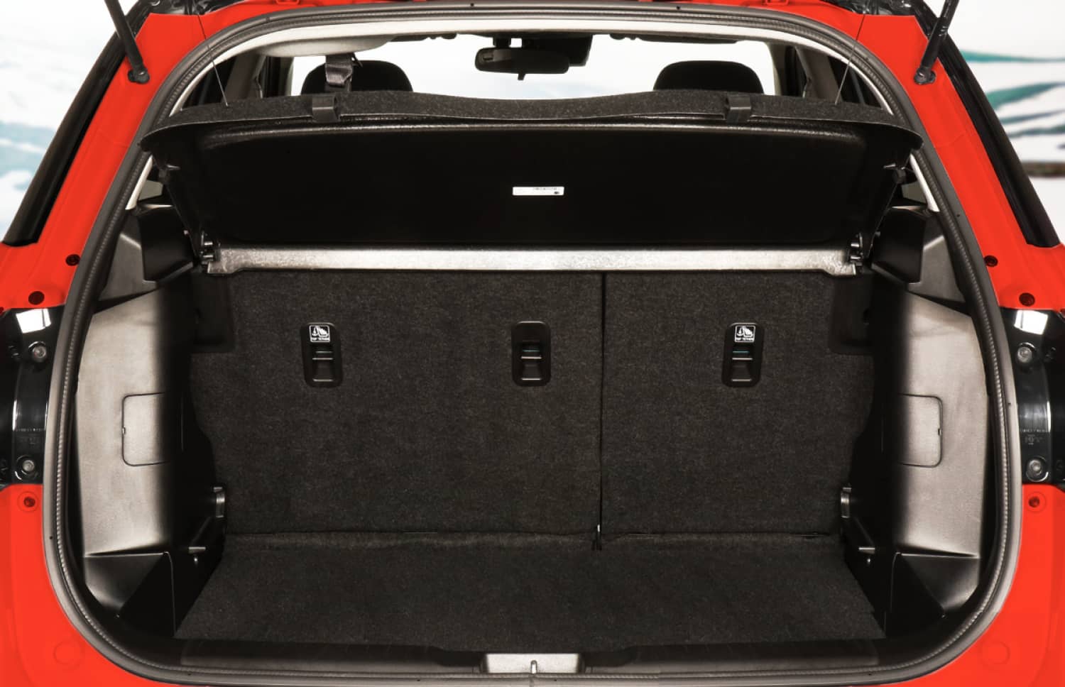 Suzuki Vitara. Ideale per affrontare le strade degli altopiani islandesi e i percorsi sterrati, questo veicolo a noleggio offre tutto lo spazio necessario per un viaggio on the road senza intoppi in Islanda.