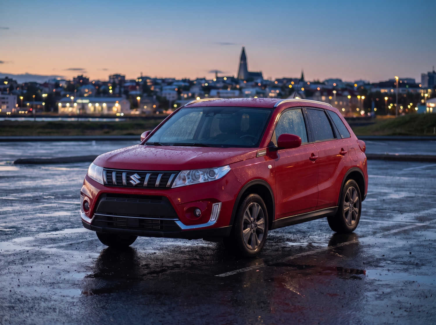 Suzuki Vitara. Ideale per affrontare le strade degli altopiani islandesi e i percorsi sterrati, questo veicolo a noleggio offre tutto lo spazio necessario per un viaggio on the road senza intoppi in Islanda.