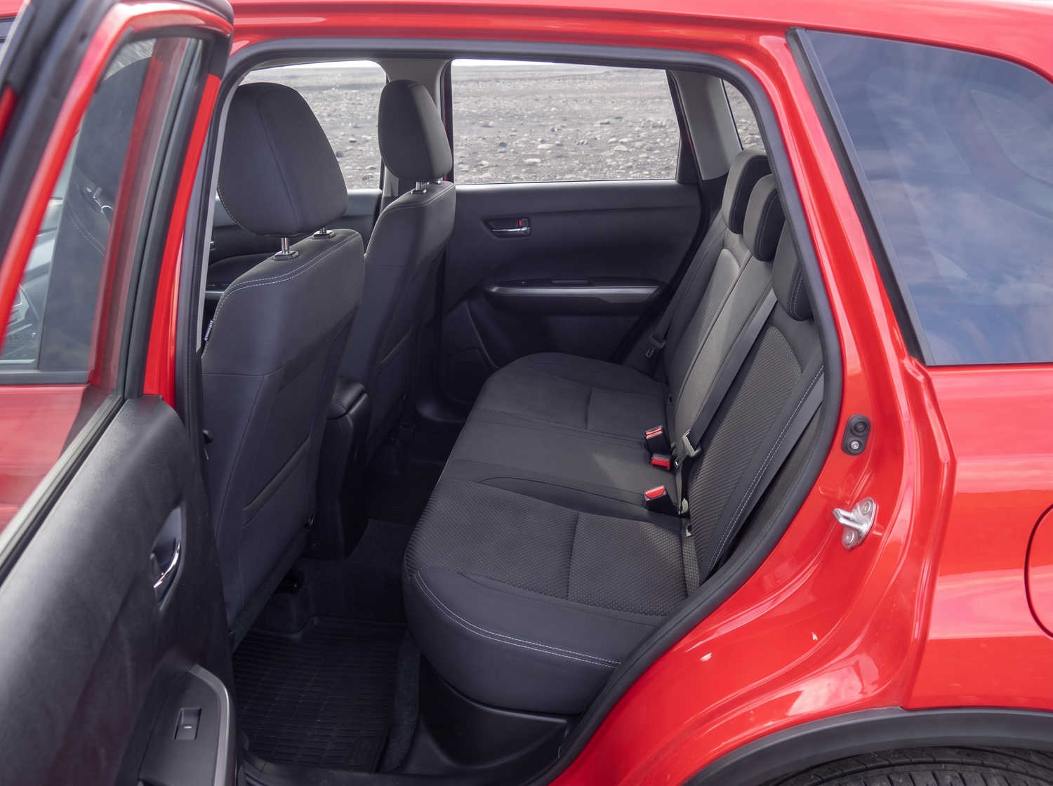 Suzuki Vitara. Ideale per affrontare le strade degli altopiani islandesi e i percorsi sterrati, questo veicolo a noleggio offre tutto lo spazio necessario per un viaggio on the road senza intoppi in Islanda.