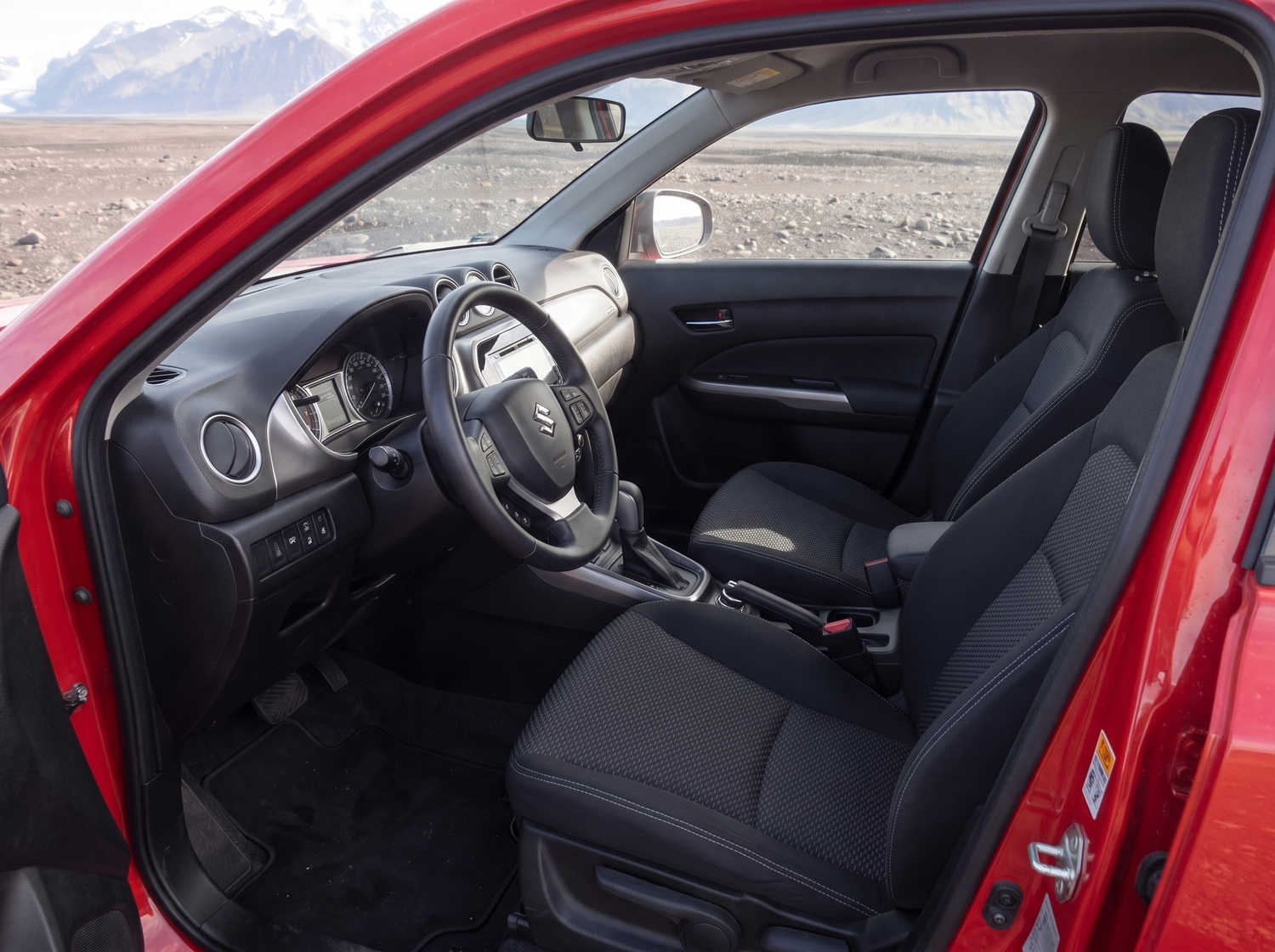 Suzuki Vitara. Ideale per affrontare le strade degli altopiani islandesi e i percorsi sterrati, questo veicolo a noleggio offre tutto lo spazio necessario per un viaggio on the road senza intoppi in Islanda.
