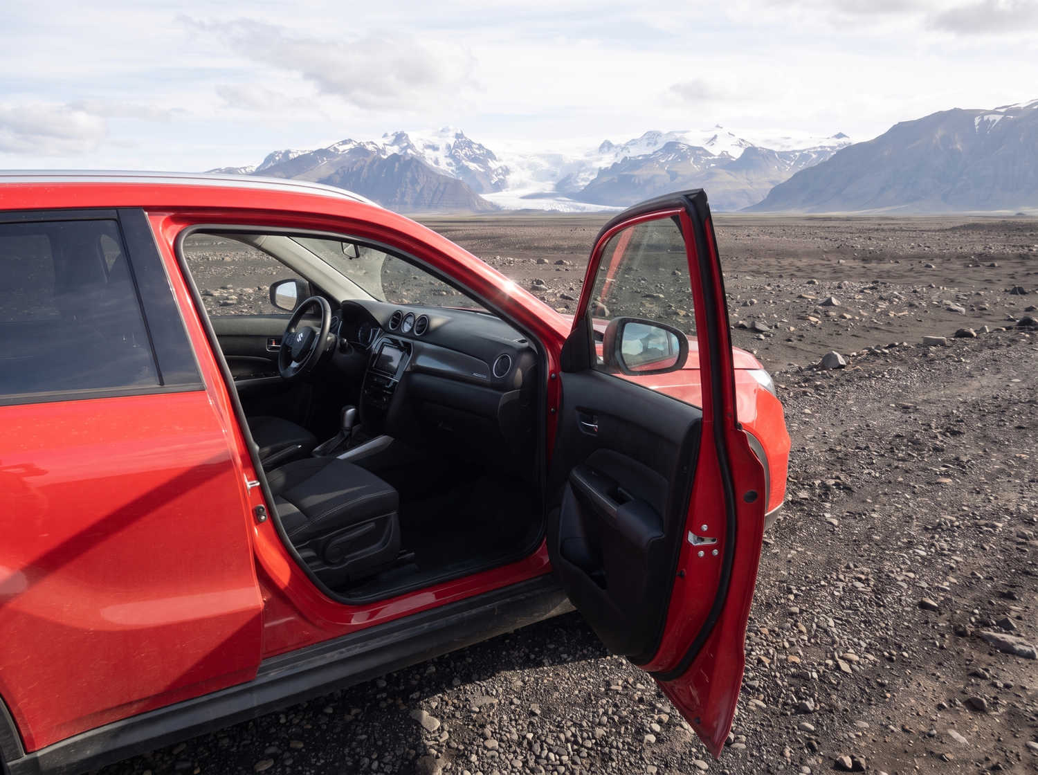 Suzuki Vitara. Ideale per affrontare le strade degli altopiani islandesi e i percorsi sterrati, questo veicolo a noleggio offre tutto lo spazio necessario per un viaggio on the road senza intoppi in Islanda.