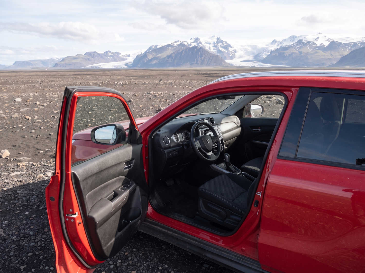Suzuki Vitara. Ideale per affrontare le strade degli altopiani islandesi e i percorsi sterrati, questo veicolo a noleggio offre tutto lo spazio necessario per un viaggio on the road senza intoppi in Islanda.
